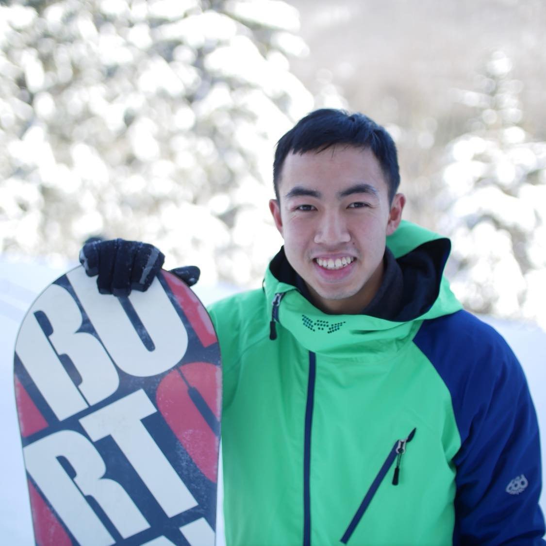 Tien snowboarding