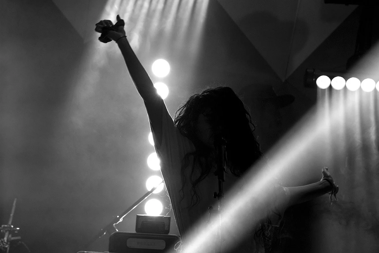 jessie_reyez_bnw_hands_in_air.jpg