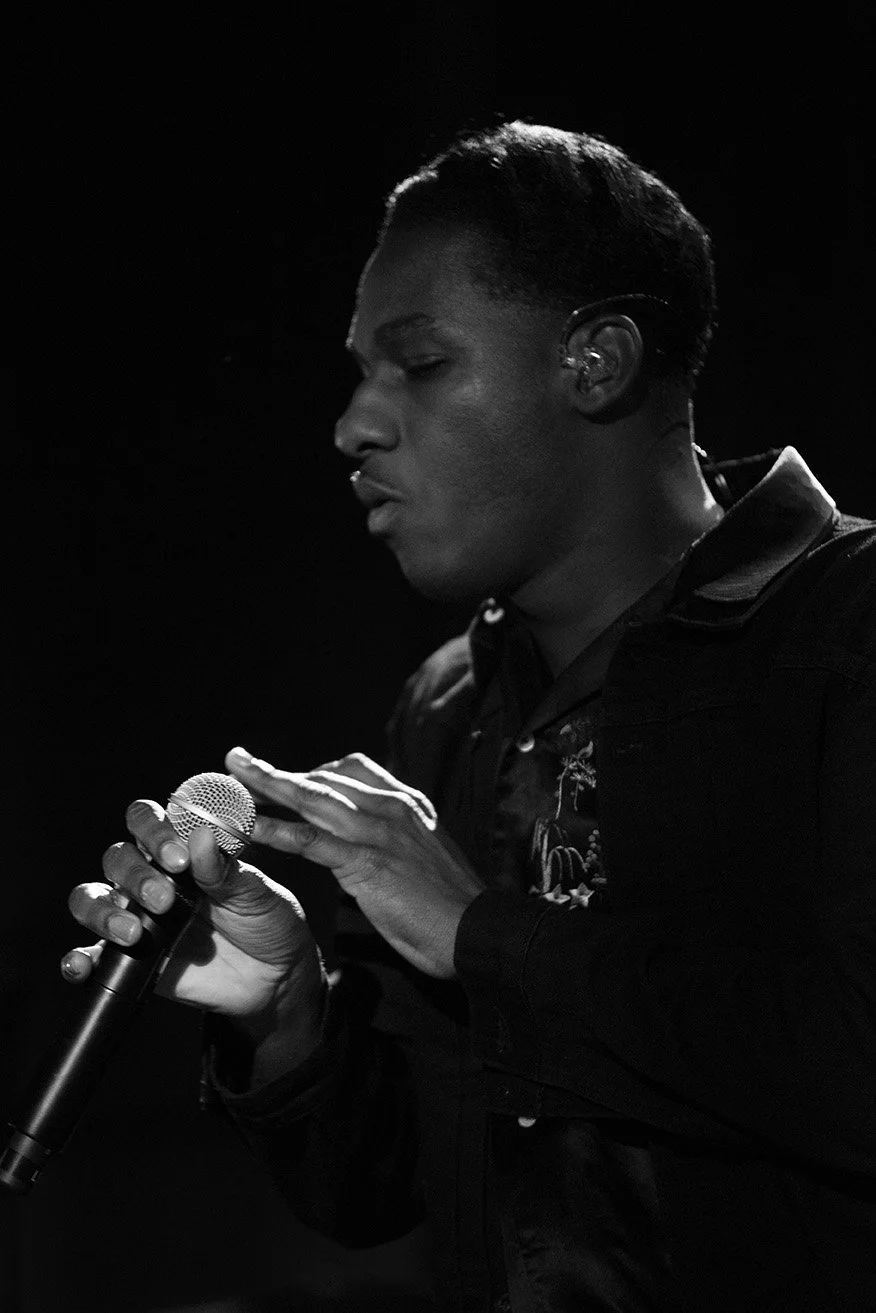 leon_bridges_bnw_tapping_mic.jpg