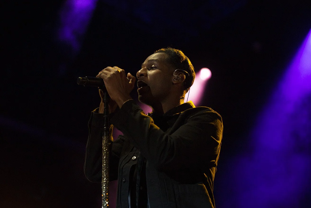 leon_bridges_singer_yellow_kicker_light.jpg