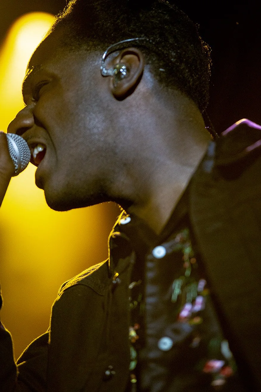 leon_bridges_sing_closeup_mic_yellow.jpg