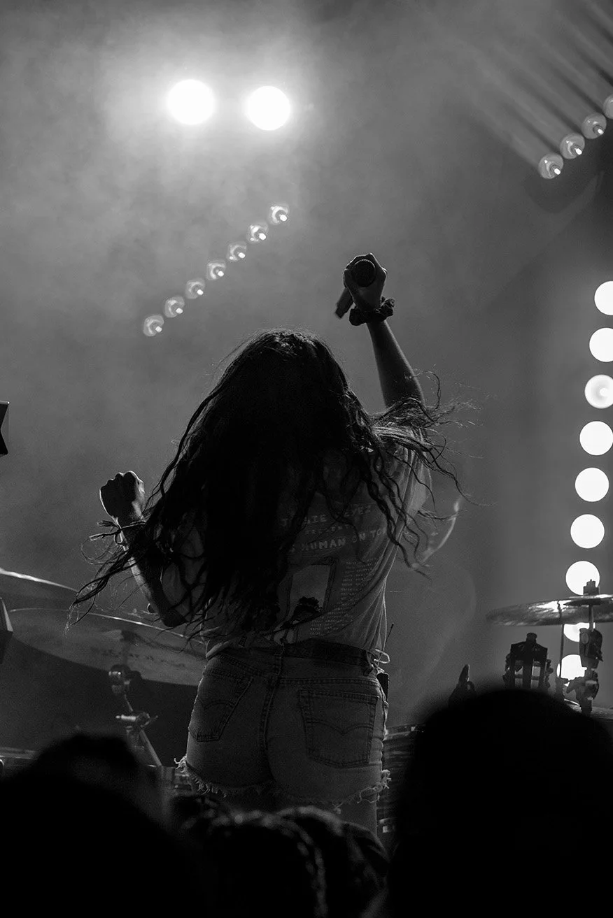 jessie_reyez_bnw_back_butt.jpg