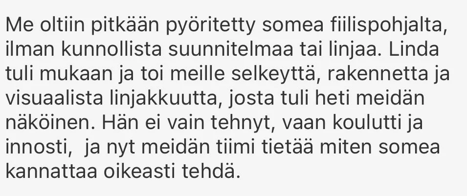 Tekstilohje, jossa kerrotaan pitkään pyöritetystä sinisestä filisohjasta ilman suunnitelmaa tai linjaa, Linda on mukana ja tarjoaa selkeyttä, rakenne ja visuaalista linjakkuutta, eikä vain tehnyt vaan koulutti ja innosti, mikä auttaa tiimiä tekemään oikeita valintoja.