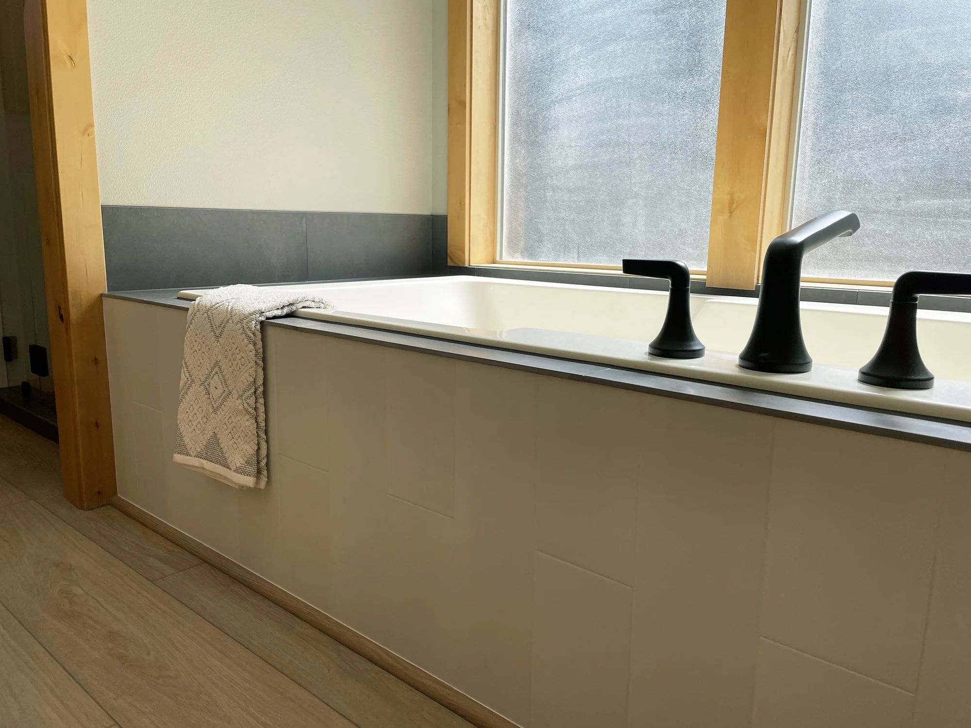 Master Bath, Tub Surround Retiled