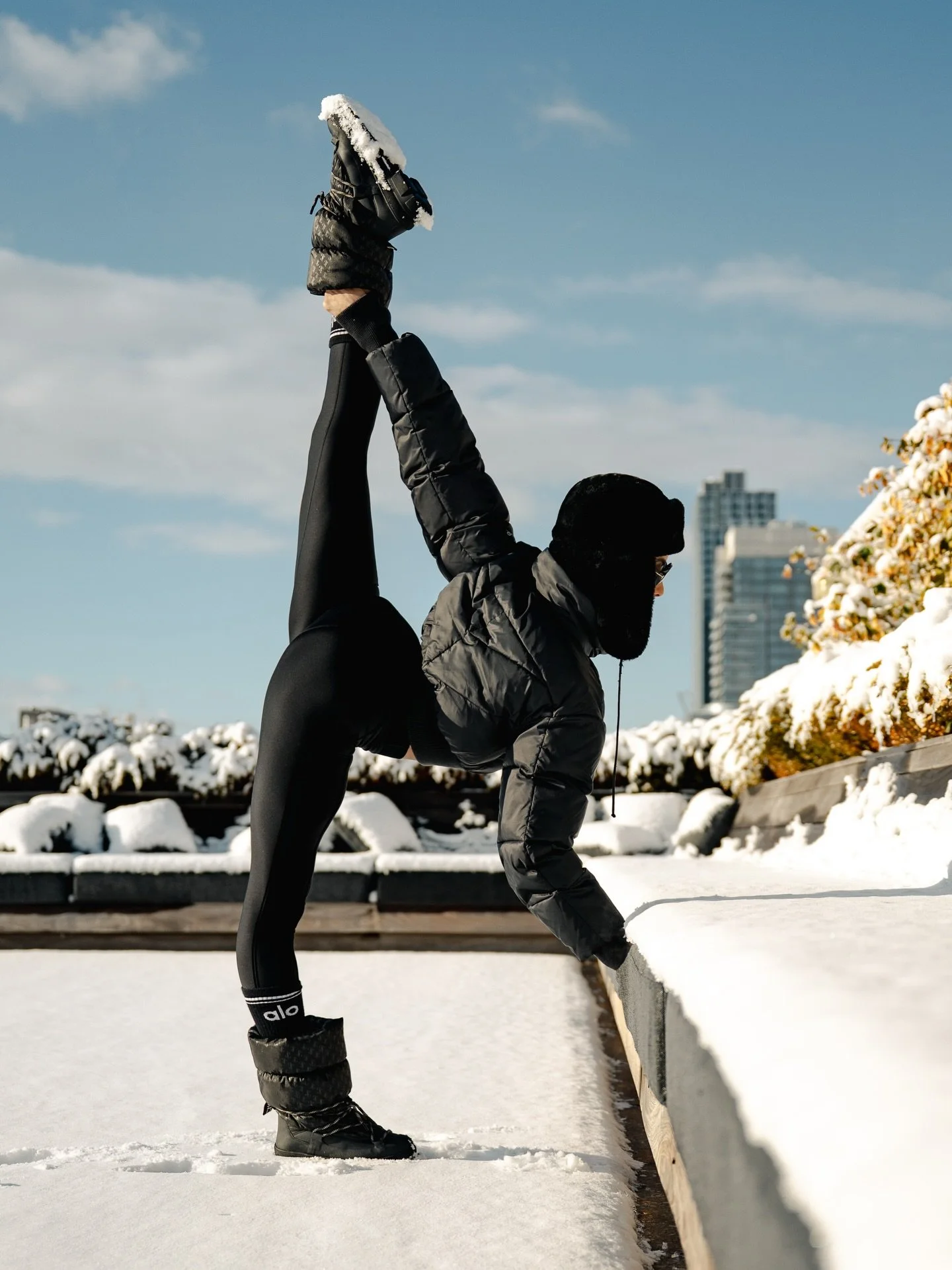 My 2025 is officially complete ⛄️ I thought I had given up on yoga in the snow but I always remember, if I could do a three day shoot in Aspen, I can handle ten minutes on a rooftop! It&rsquo;s always worth it! 

 📸: @reneechoiphotography