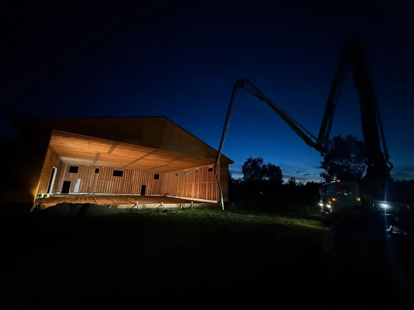 Rise and pour. ☕🪨

#concretestrong #concretepumping #alaskaconstruction