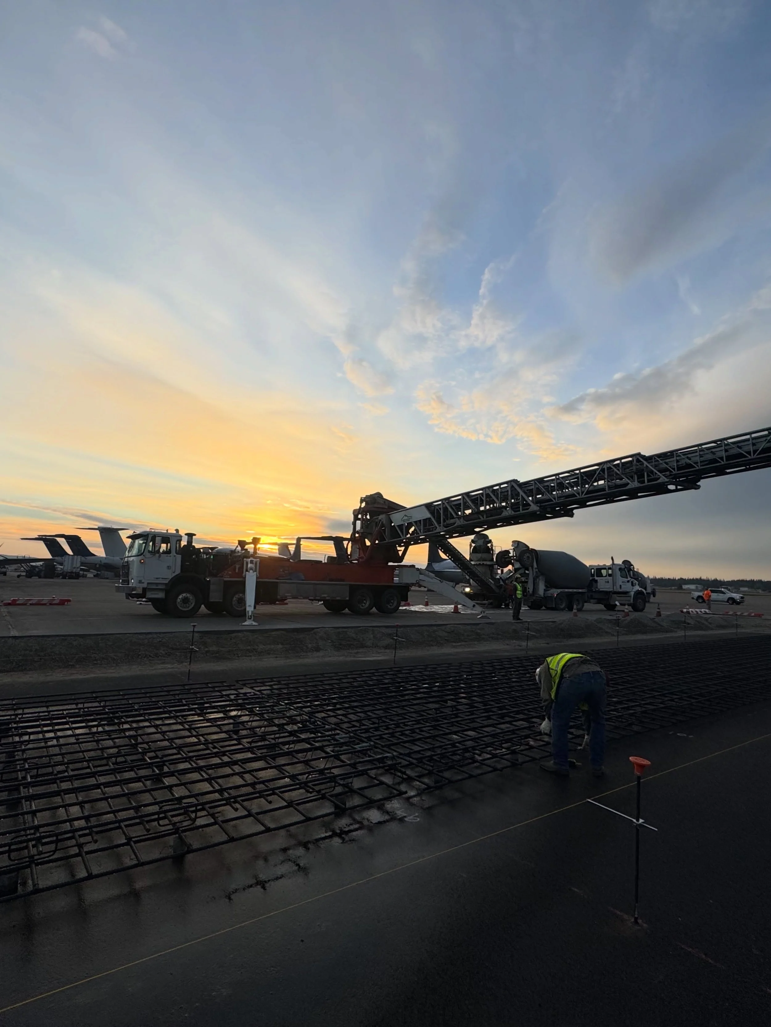 Fairbanks International Airport is a critical transportation hub for Alaska, and this week ACS crews were on site supporting concrete placement for new hard stand areas using our loop belt conveyor system.

Designed to move material efficiently acros