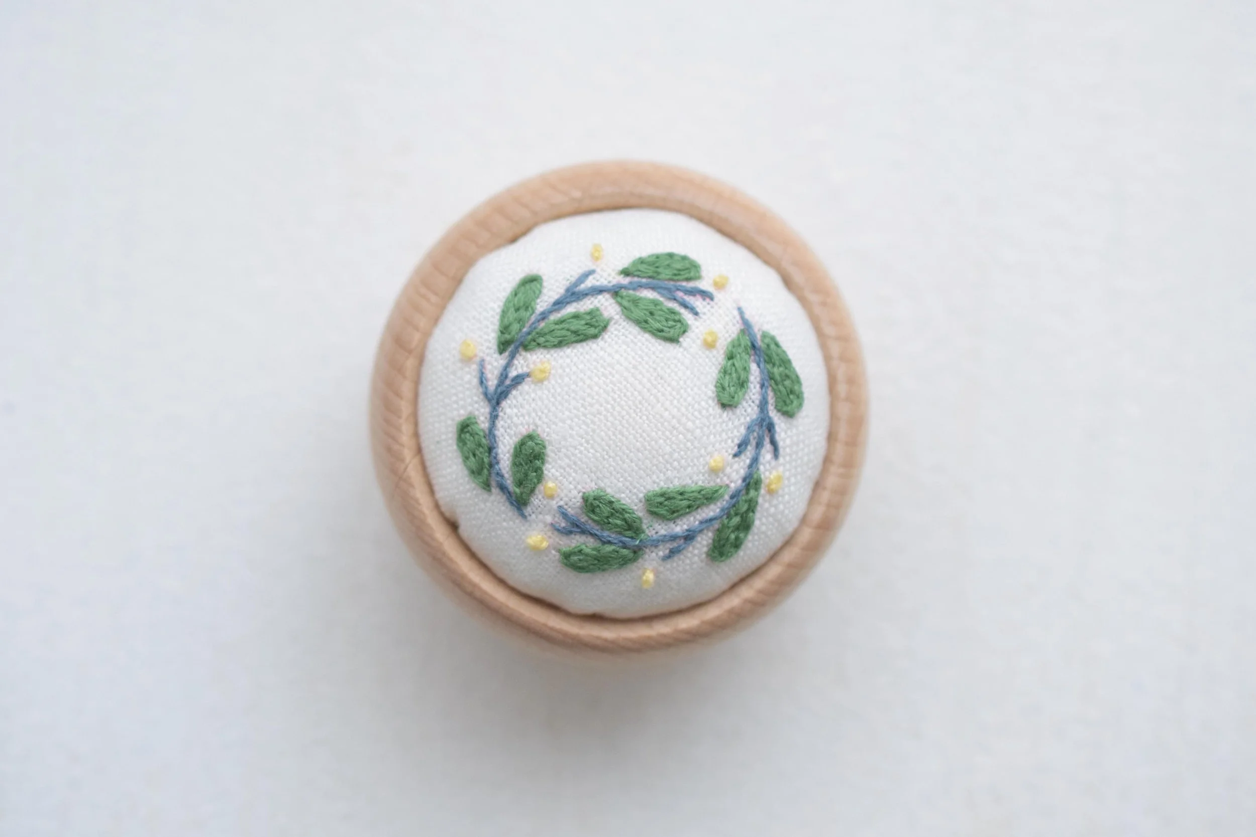 草花の刺繍ピンクッション — 北欧てしごと教室