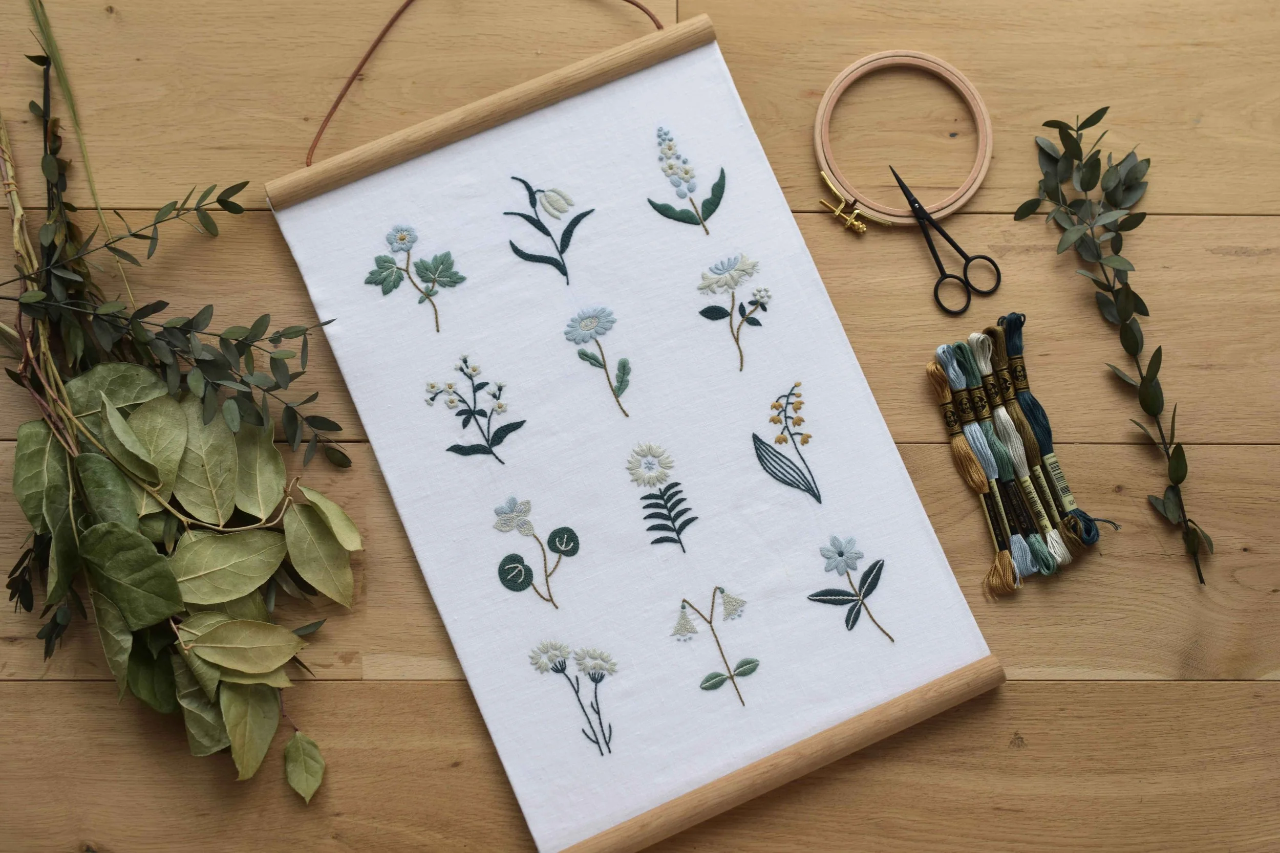 草花の刺繍 タペストリー — 北欧てしごと教室