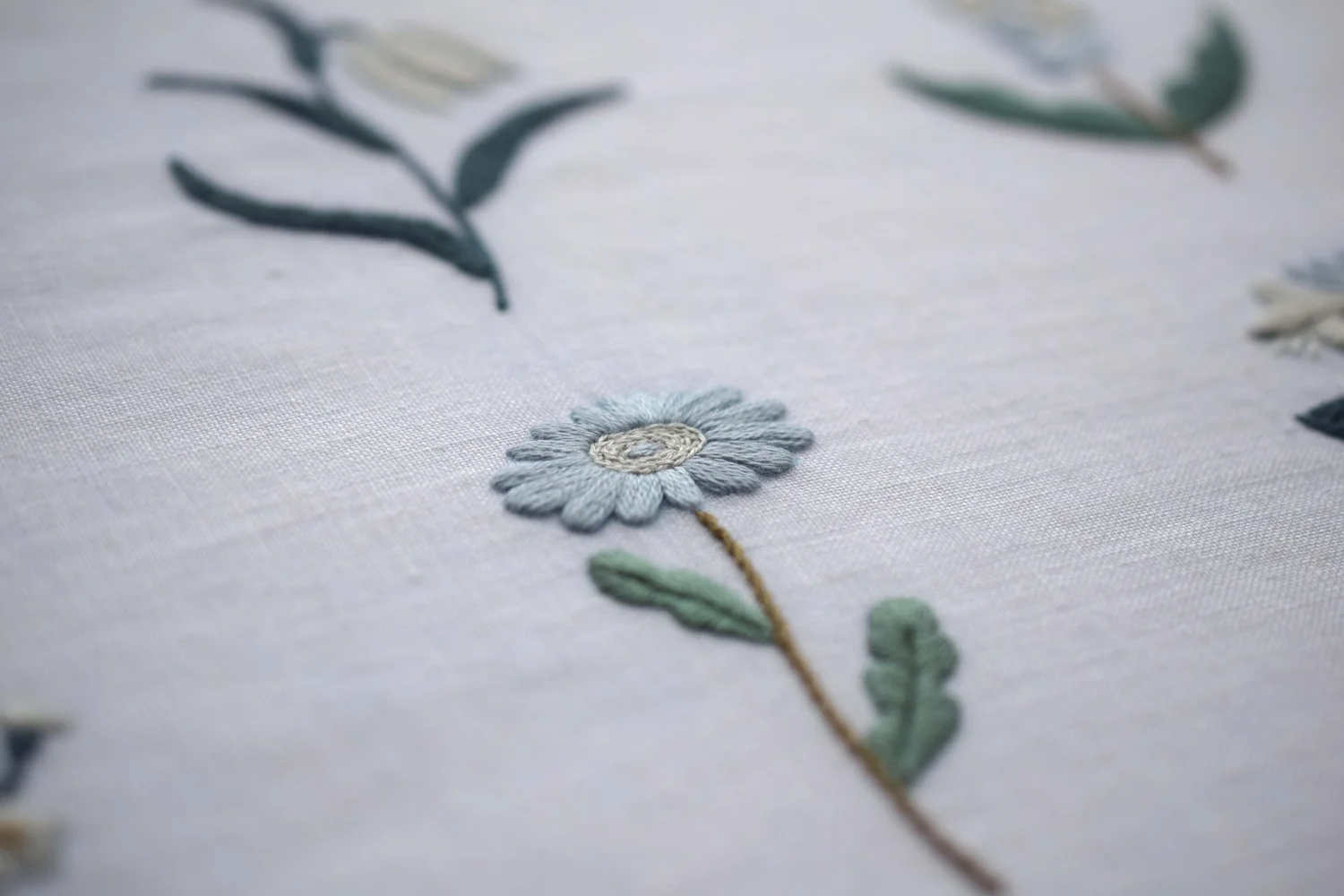 草花の刺繍 タペストリー — 北欧てしごと教室