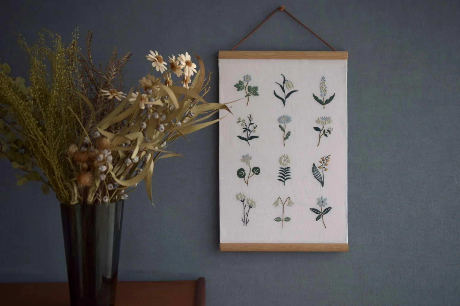 草花の刺繍 タペストリー — 北欧てしごと教室