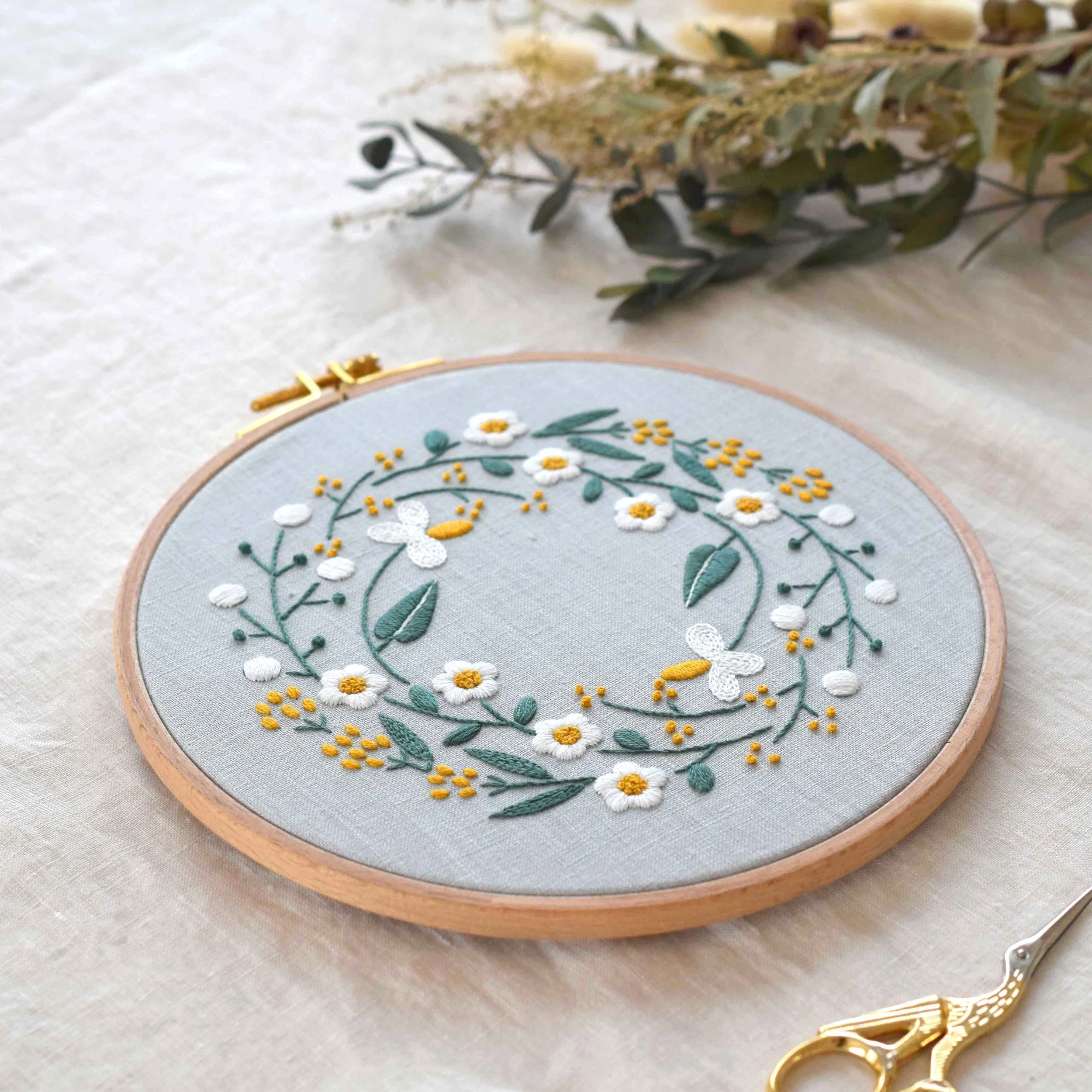 草花の刺繍リース — 北欧てしごと教室