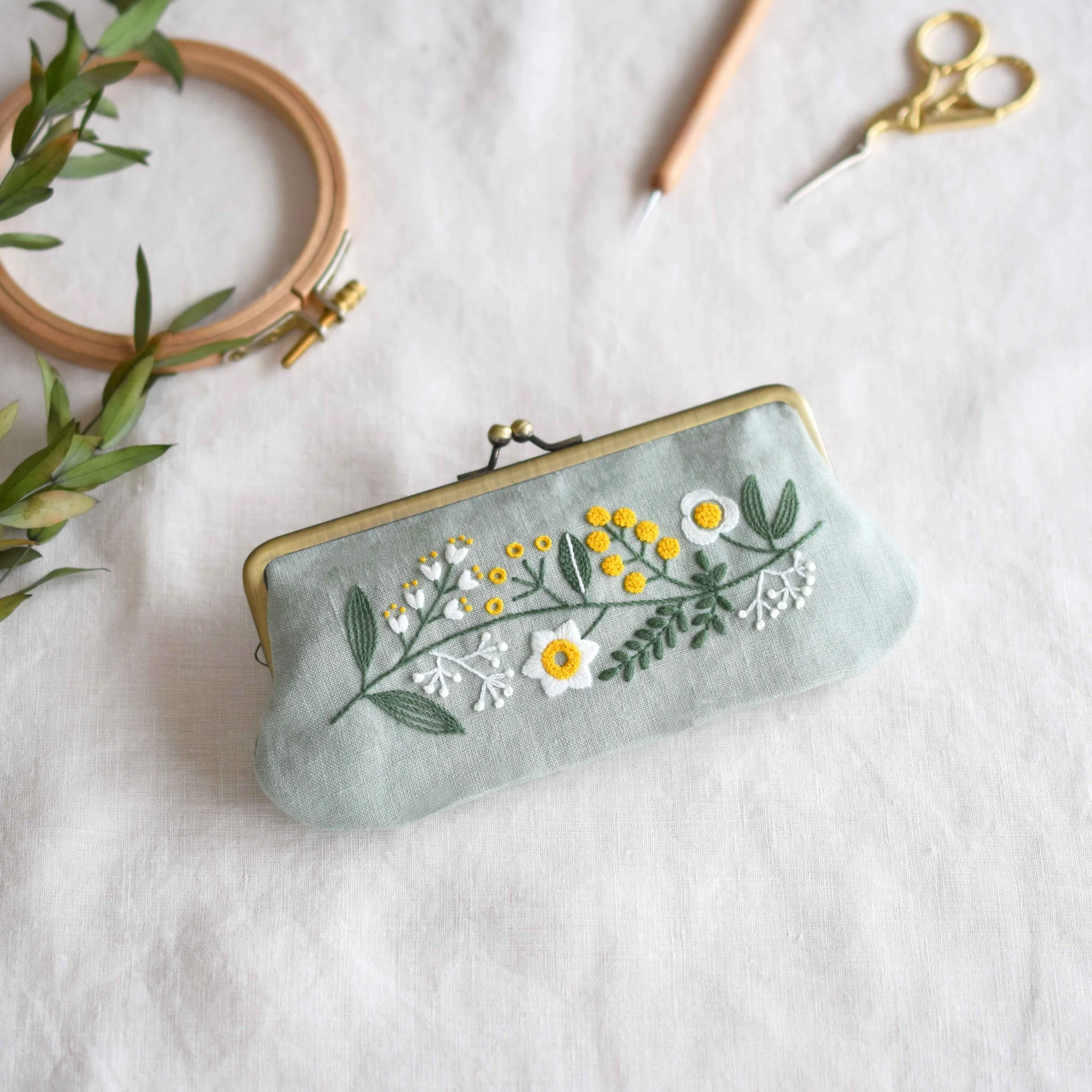庭仕事のがま口ポーチ　手刺繍　ハンドメイド 49f1691de8650106cd98694bd52119