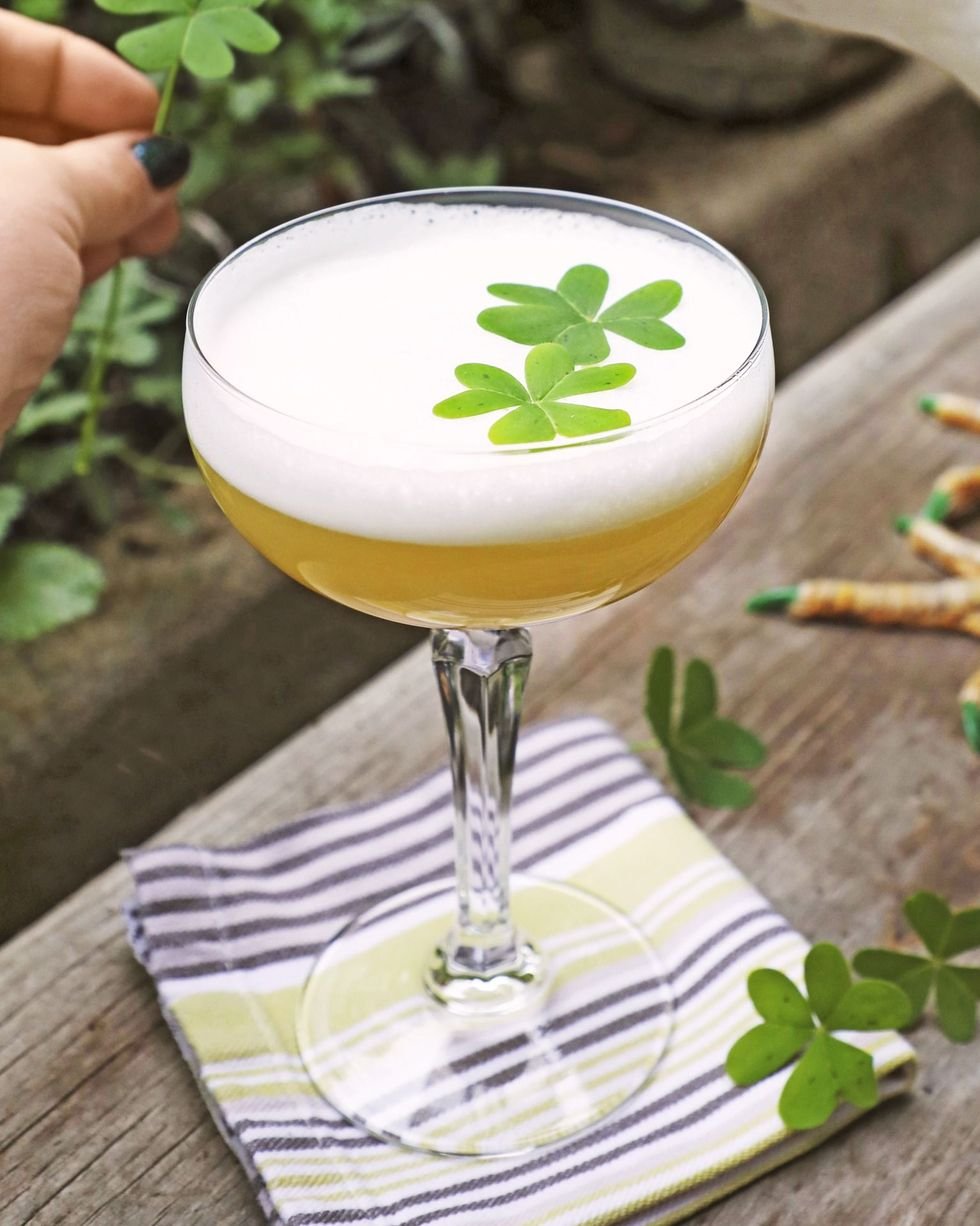 green-cocktails-clover-whiskey-sour-1642778703.jpeg