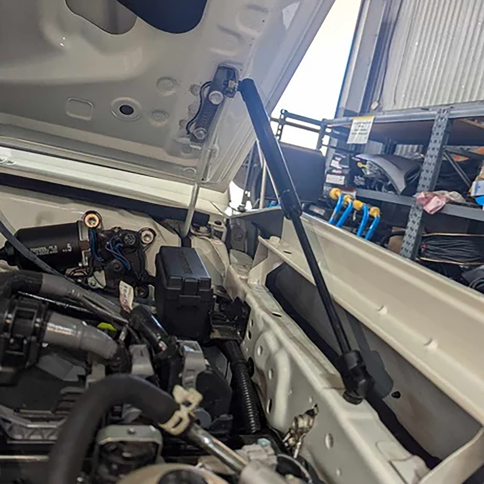 Land_Cruiser_2024_Bonnet_Strut_install_2.png