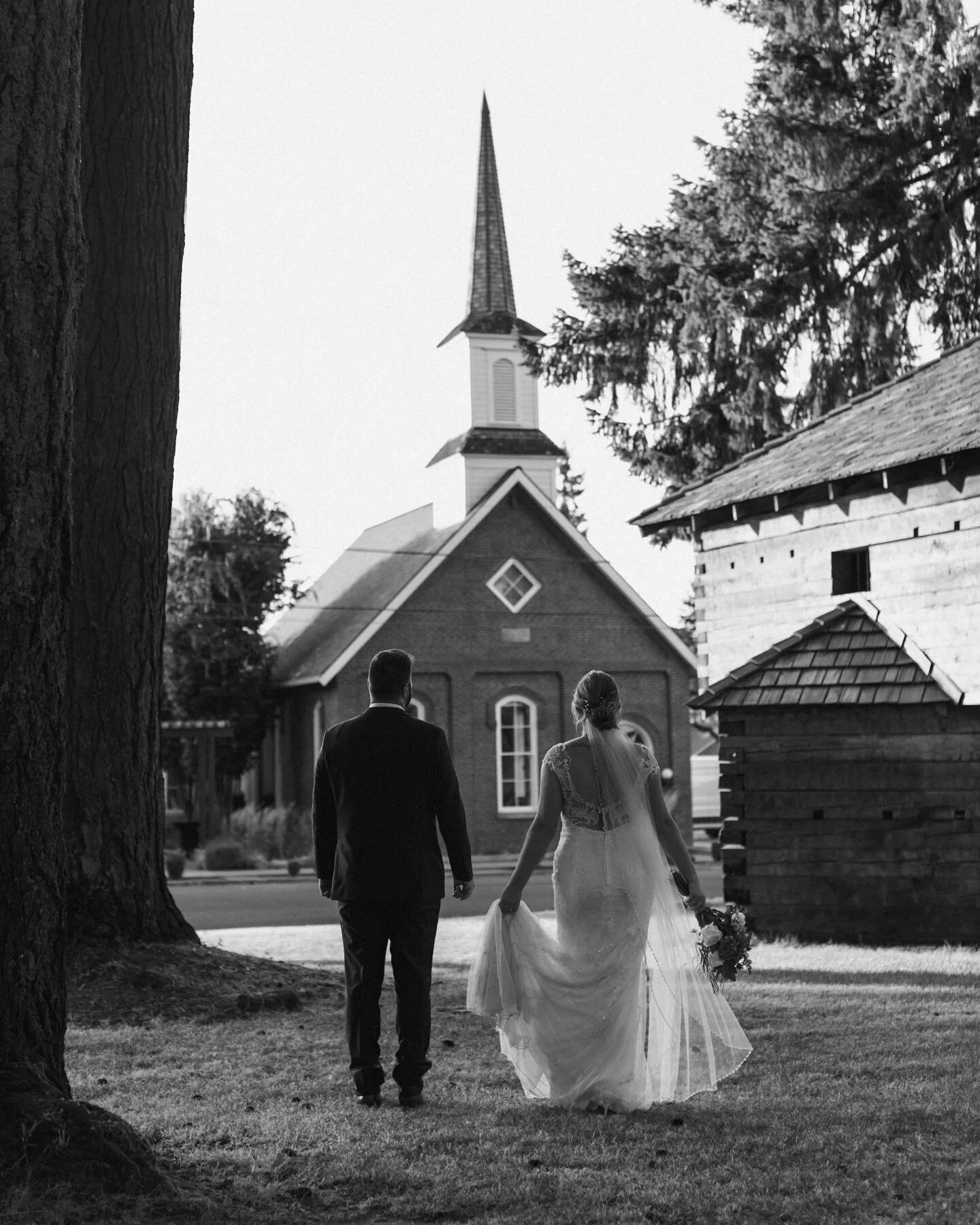 Just poppin on to say I&rsquo;m still silently grinding and working away at these beautiful summer galleries 🖤 
Here&rsquo;s a black and white from an august elopement I shot that makes my heart happy 🥰 

&bull;
&bull;
&bull;
#oregonwedding #weddin