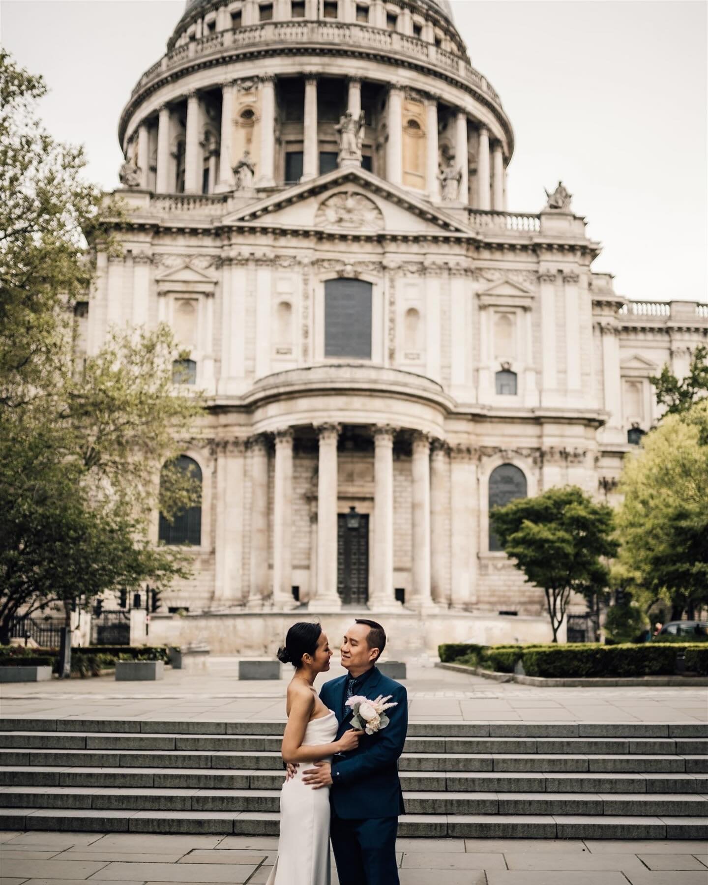 Engagement shoot in the city

#citylovers #londonengagement #coupleshootideas #stpaulscathedral #londonarchitecture