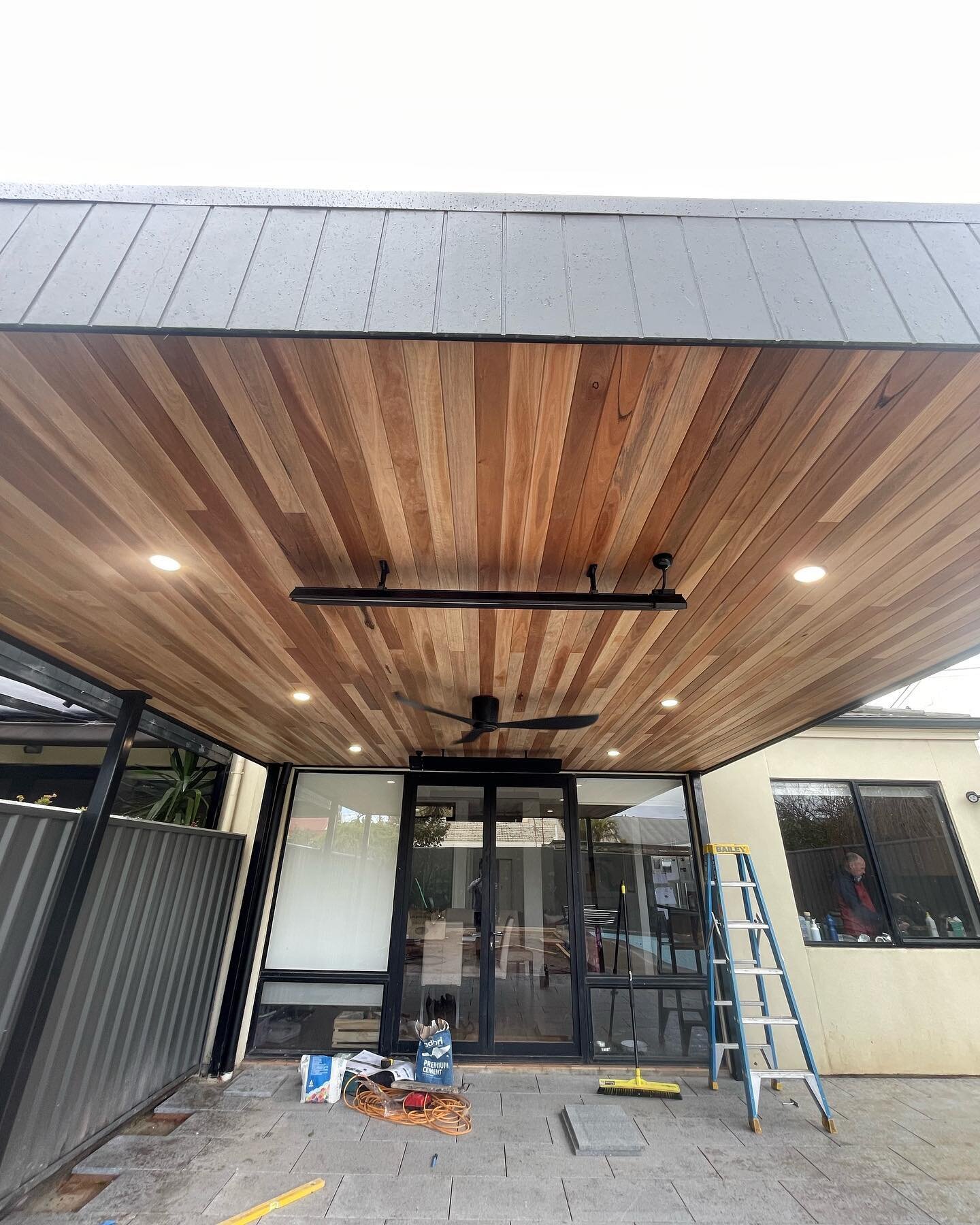 Outdoor entertaining project finished for @oandrcarpentry last week!

✅Black downlights 💡
✅Black Ceiling Fan 💨
✅Black Heaters 🔥

#compactelectrical #outdoorentertainingarea #blackelectrical #southernelectrician #fleurieuelectrician #mercatorikuuhe