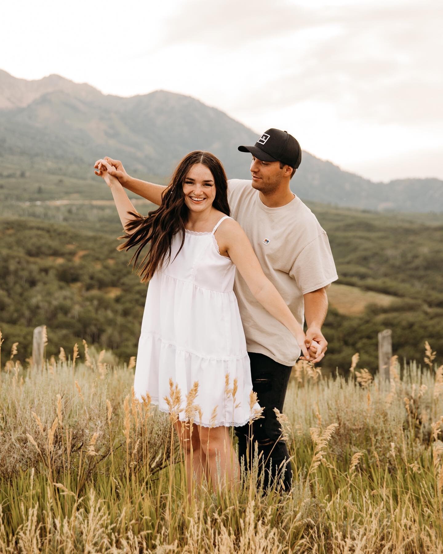 Libby + Stone🌾 The prettiest mountain session with these two!