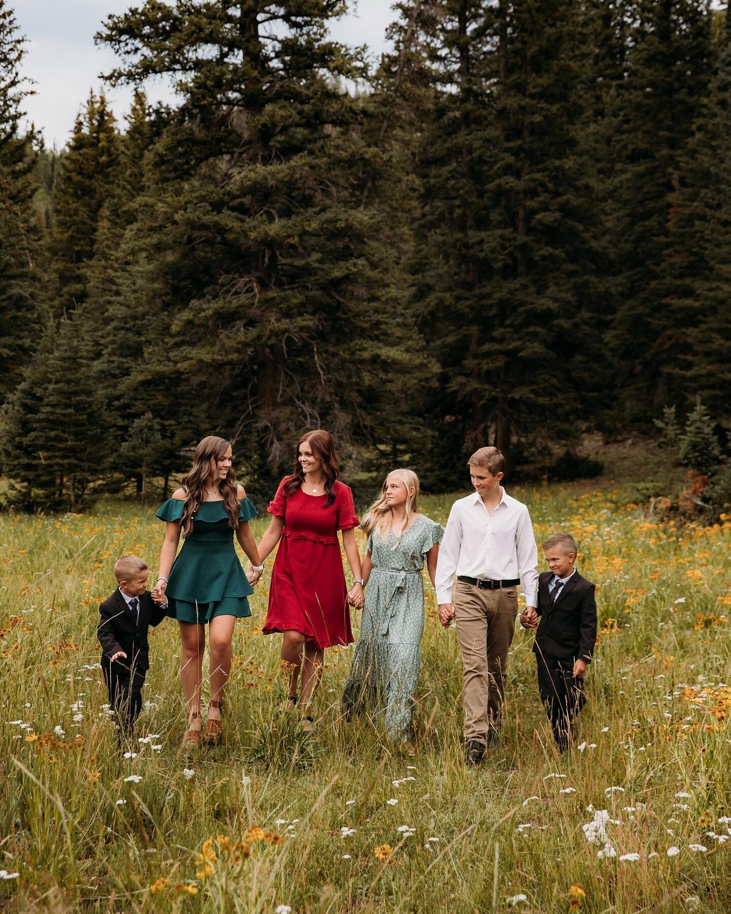Better together❤️ Pine trees and wildflowers make for the prettiest family photos! The sweetest family!

I have two openings left before I head back to New York! Message me to claim one!