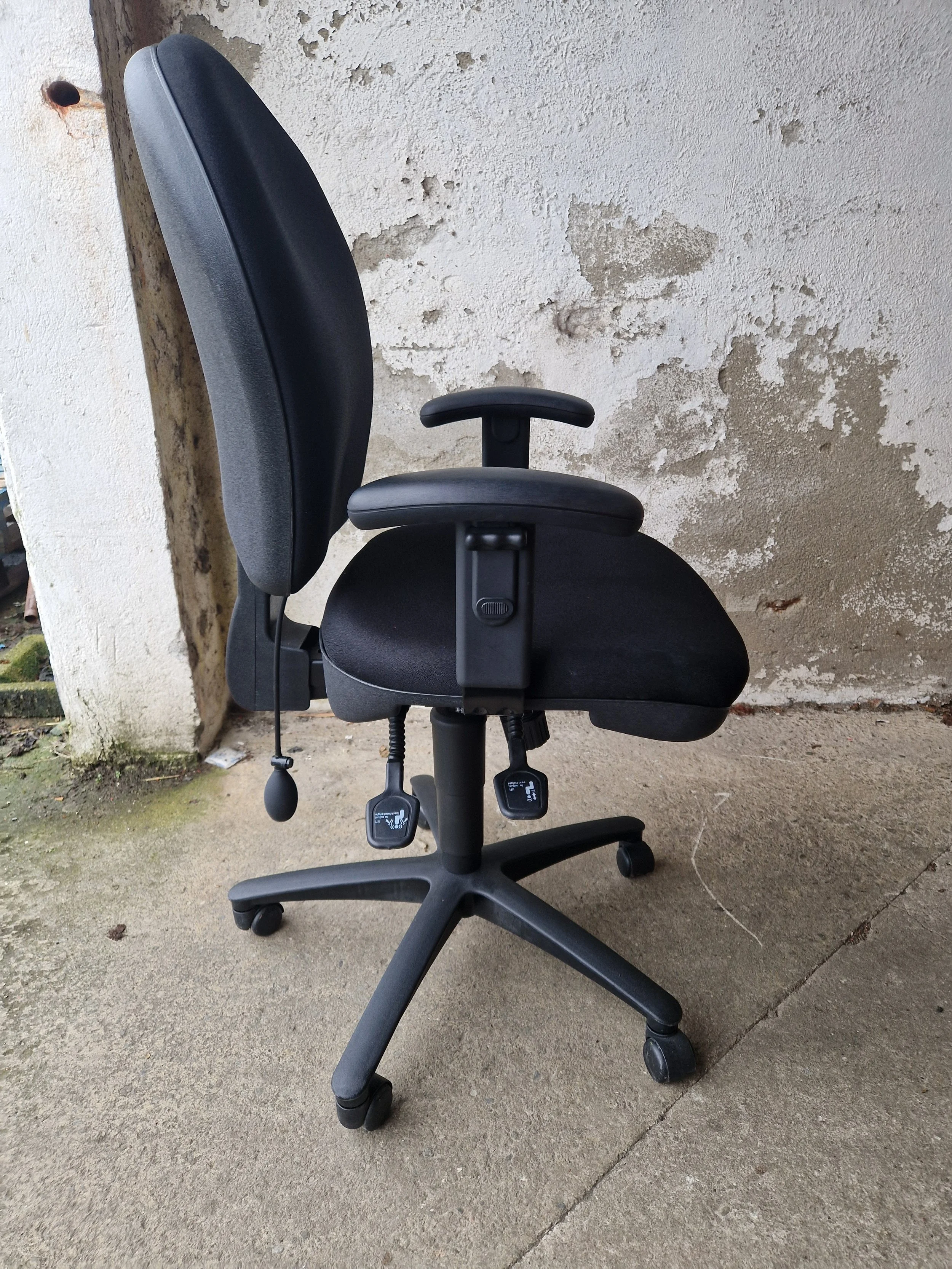 24 Second-hand Ex Bank Classy Chairs,rachet up down back rests,pump lumbar adjustment, Tilting seat, height adjustable arms €150 euro each collected