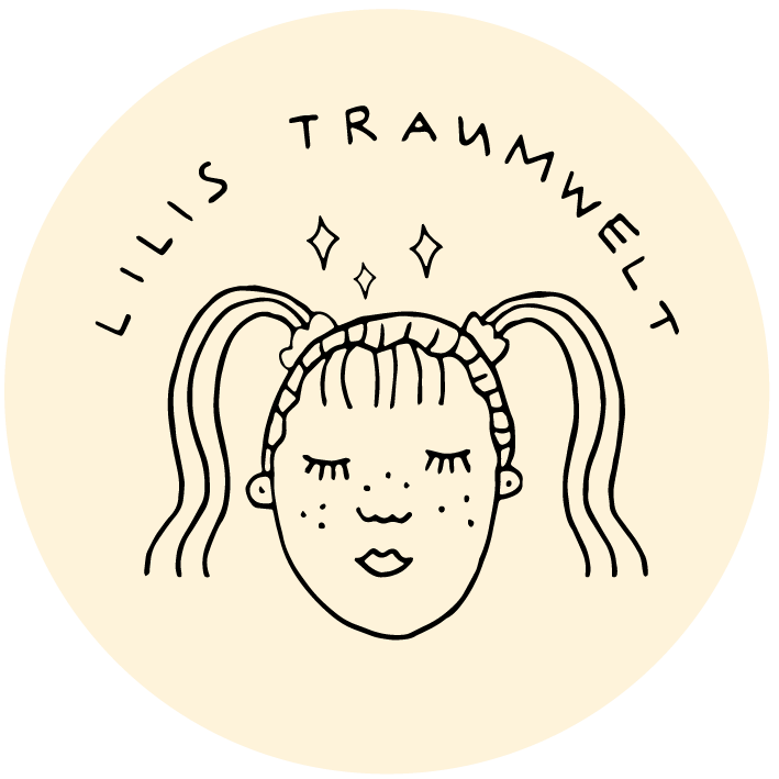 Zeichnung eines Gesichtes mit geschlossenen Augen, Zöpfen, Sommersprossen und einem Lächeln. "Lillis Traumwelt" die Kinder Party Agentur