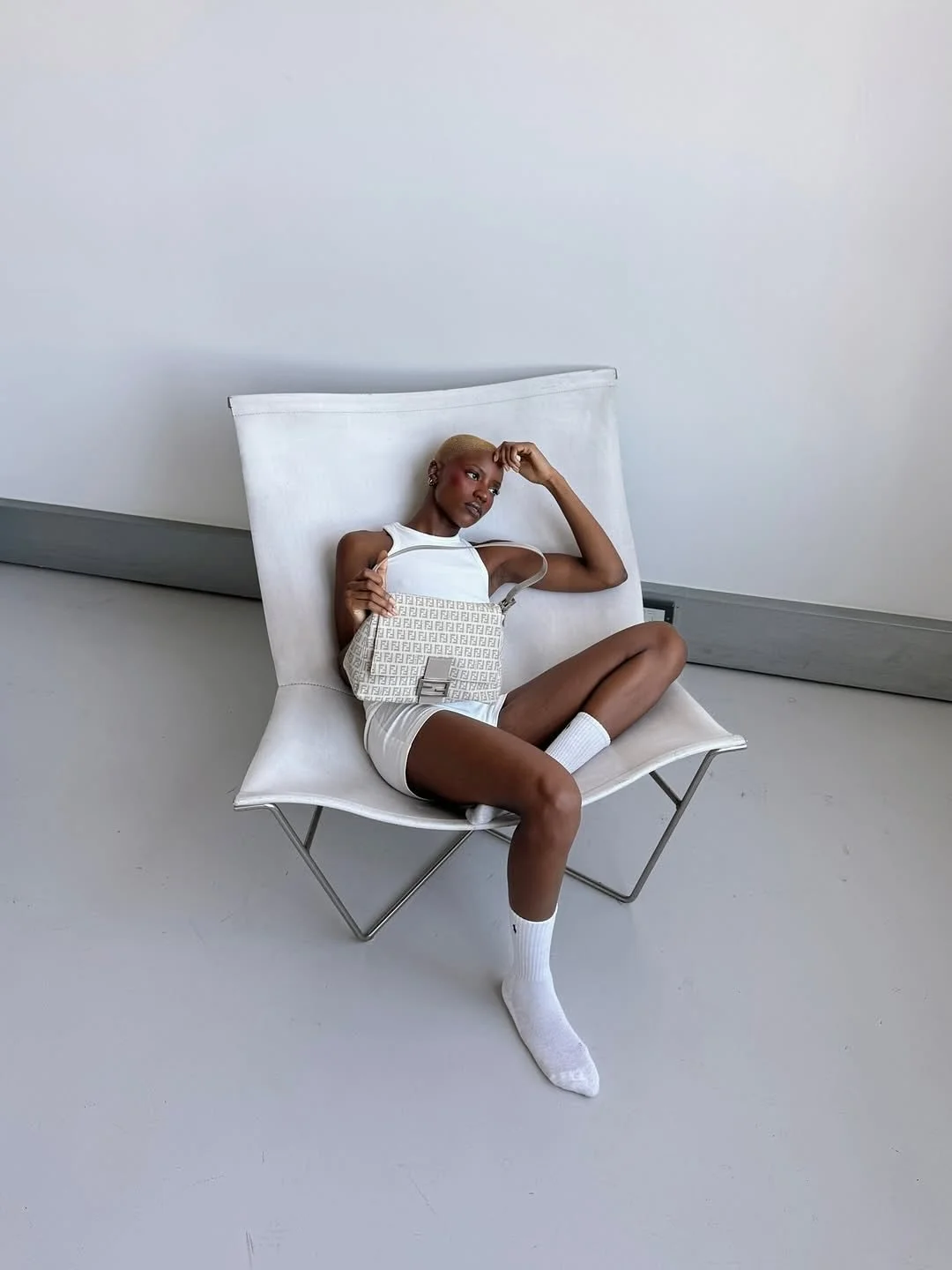 @vintimie ft. our white butterfly chair 🦋☁️

book the studio for your next shoot via the link in our bio.

📸 @anais.hale 

#minimalstudio #minimalcontentstudio #chromestudio #chromeaesthetic #nudestudios #contentstudio #londonstudiohire #nottinghil