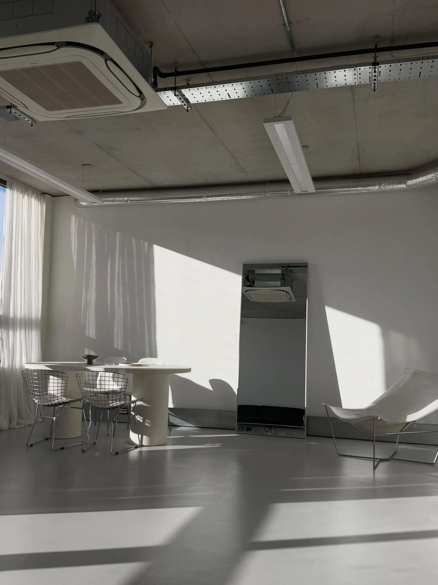 afternoon studio light - always the main character ✨✨✨

book to shoot in our space via the link in bio

&middot;

#minimalstudio #minimalcontentstudio #chromestudio #chromeaesthetic #nudestudios #contentstudio #londonstudiohire #nottinghillstudio #cr