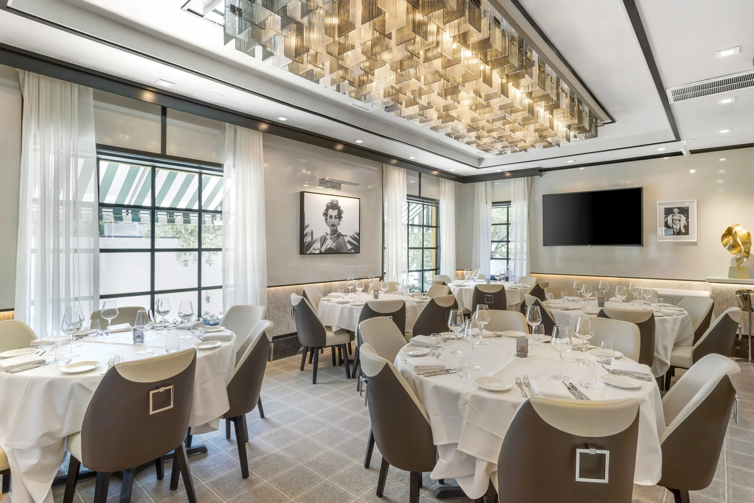 The Elegante Room