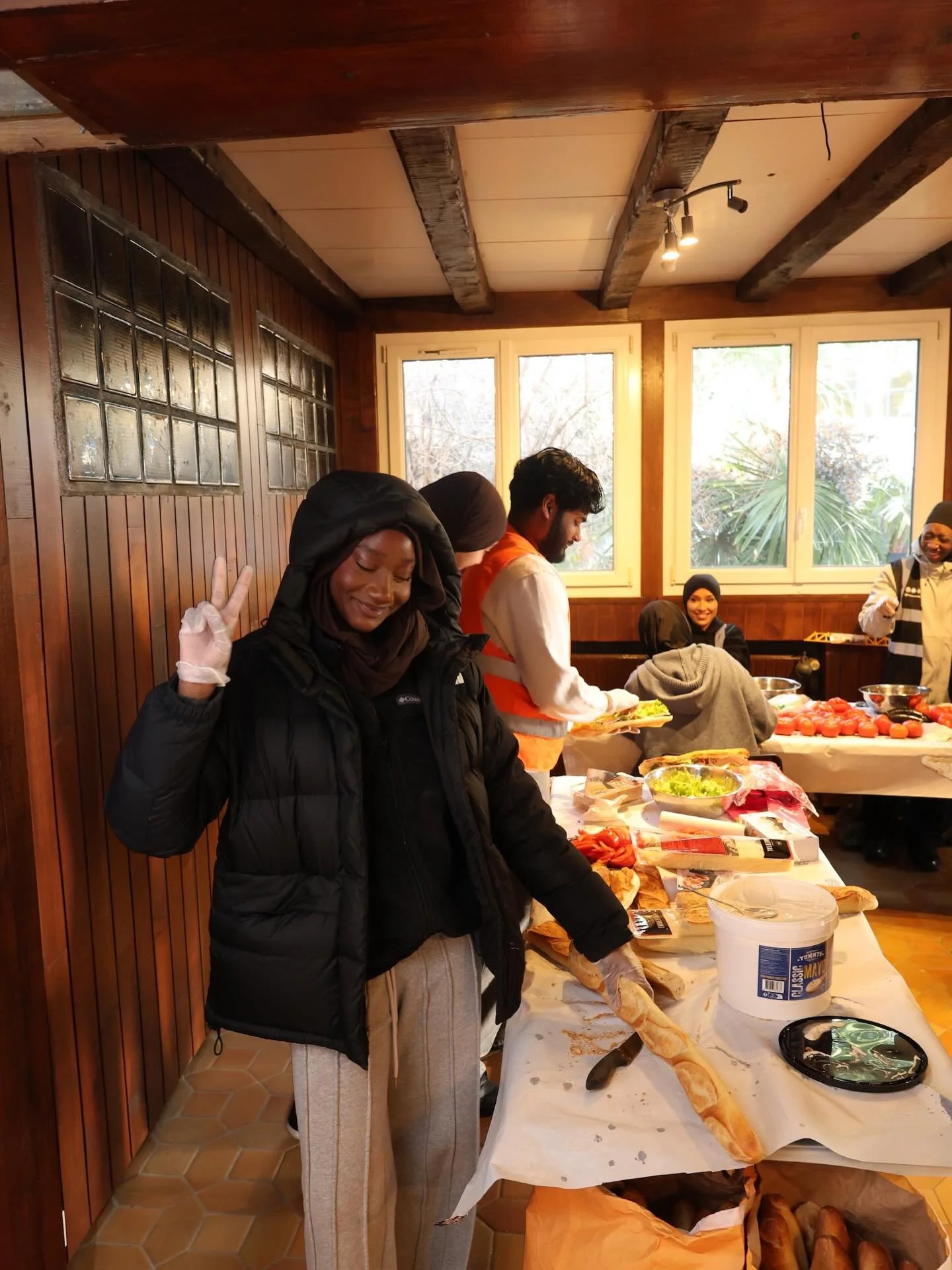 Une histoire d&rsquo;amour, de sourire et de partage 🧡💙

1 📸 : pr&eacute;paration maraude 
2 📸 : distribution de jouets pour les enfants hospitalis&eacute;s 
3 📸 : pr&eacute;paration maraude 

Merci &agrave; nos b&eacute;n&eacute;voles pour leur