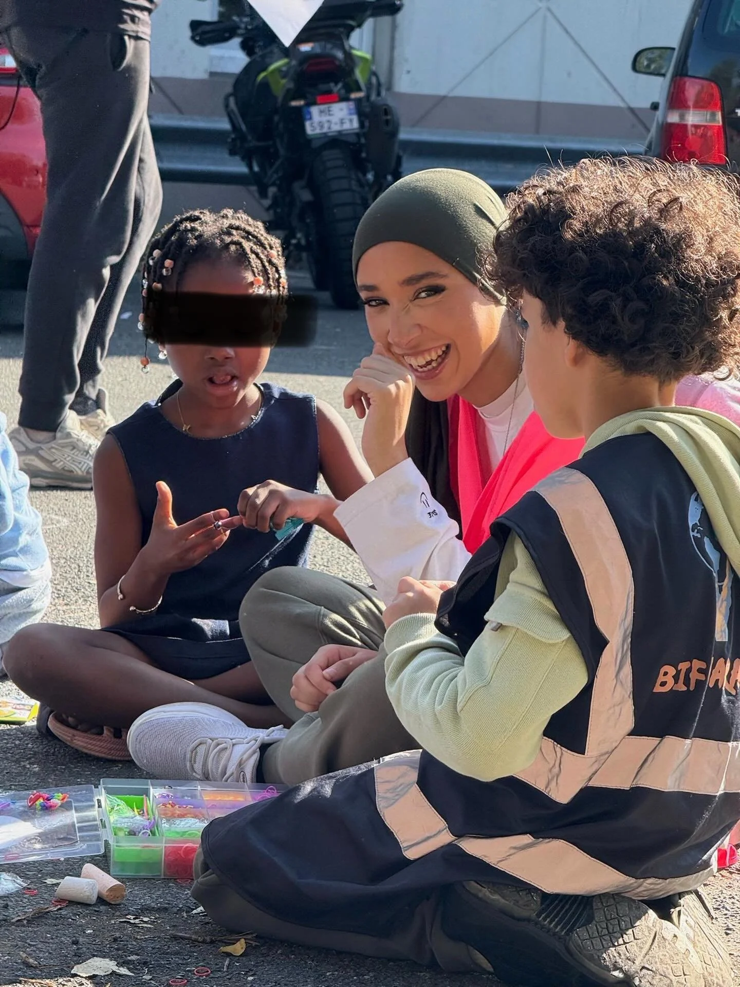 Une histoire de sourire, de transmission, d&rsquo;amour et de partage 🧡💙

1 📸 : BIF agit dans des foyers d&rsquo;urgences, distribution de v&ecirc;tements, jeux avec les enfants, distribution de colis alimentaire
2📸 : BIF a agit aupr&egrave;s des