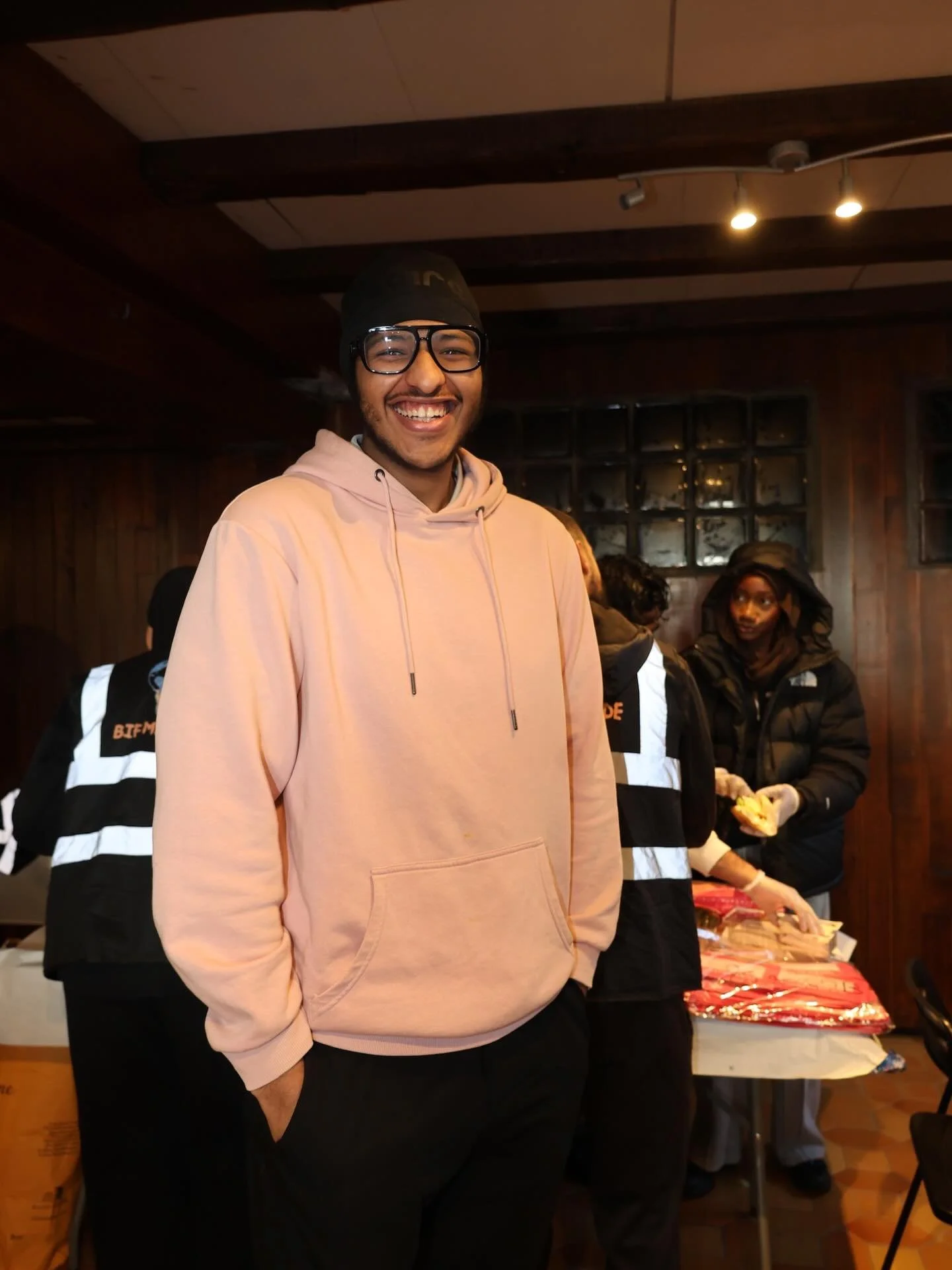 Une histoire d&rsquo;amour, de sourire et de partage. 🧡💙

1 &amp; 2 📸 : BIF en pr&eacute;paration de maraude, toujours avec le sourire 
3 📸 : BIF dans les petites rues pour distribuer &agrave; nos b&eacute;n&eacute;ficiaires 

Merci &agrave; nos 