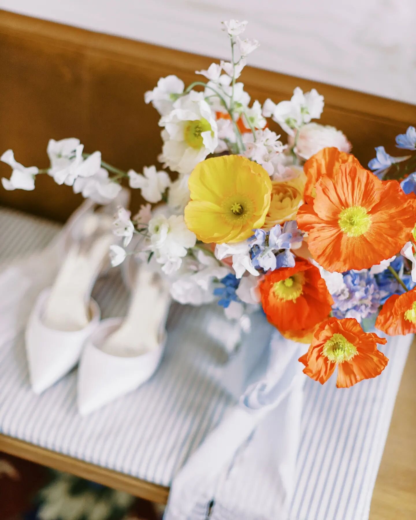 In honor of spring, gotta love this beautiful boutique 

Wedding Coordinator -&nbsp;@tiralynnevents&nbsp;&nbsp;&nbsp;&nbsp; &nbsp; &nbsp;&nbsp;&nbsp;
Photographer&nbsp;-&nbsp; @emilygudephoto
Florist -  @yarrowfloralco

#tiralynnevents #TLWeddings #T