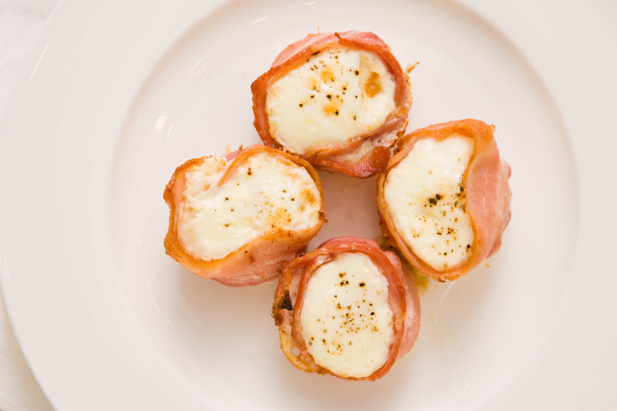 ANNA_Baked_eggs_wrapped_in_bacon_2.jpg