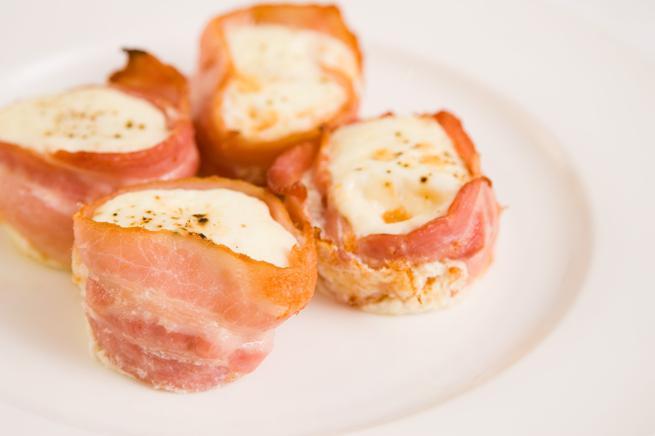 ANNA_Baked_eggs_wrapped_in_bacon_3.jpg
