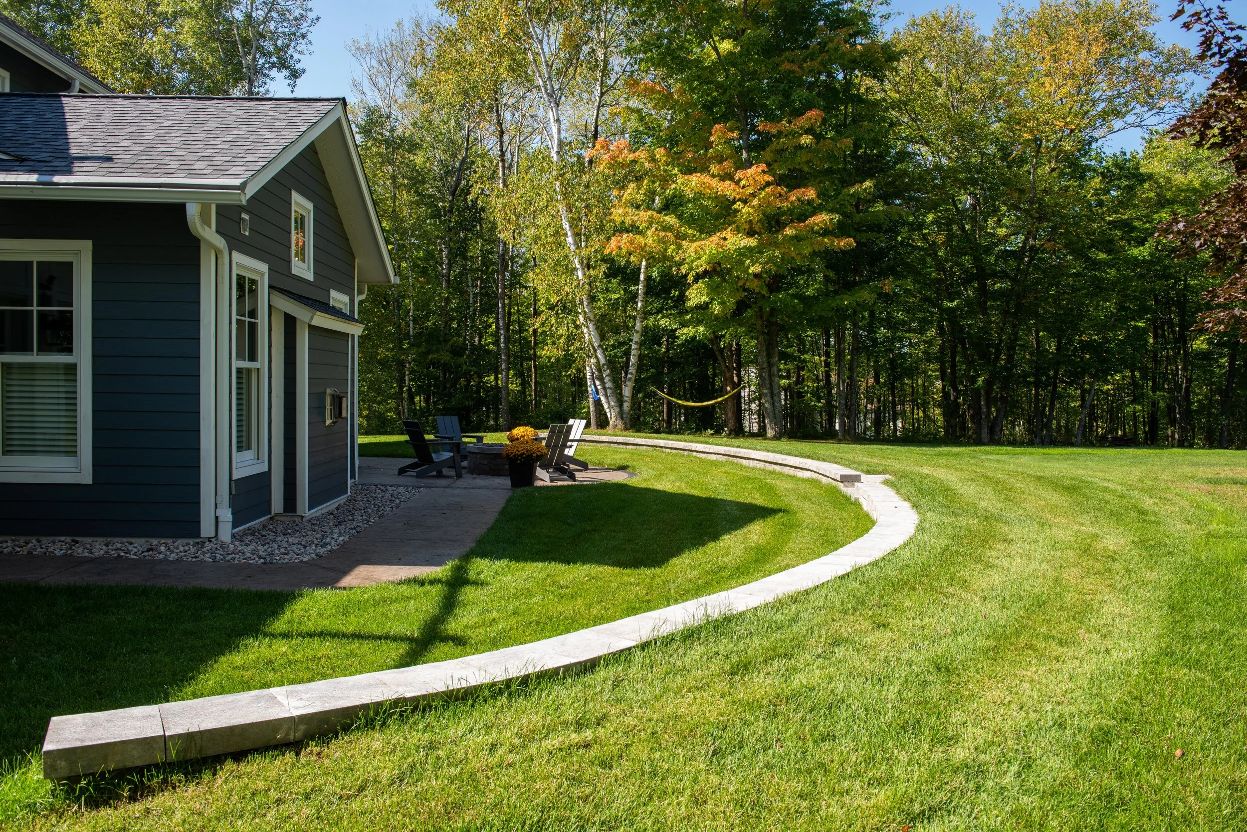 A beautiful backyard in the fall