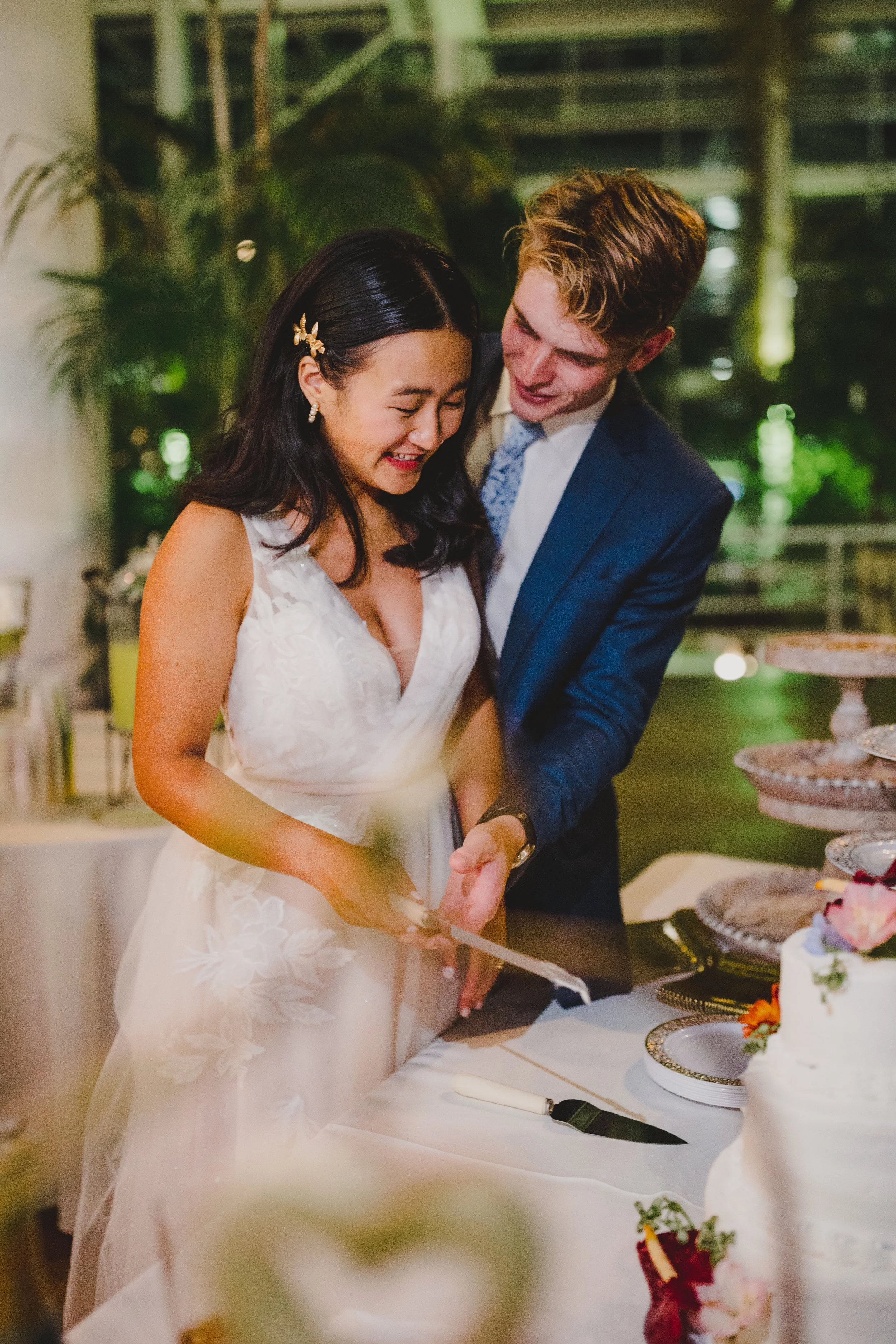 bride and groom cutting the wedding cake
