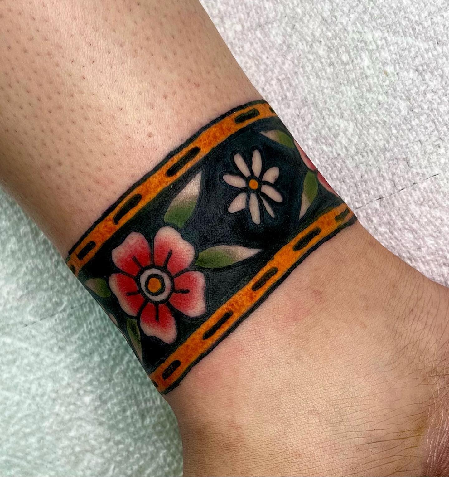 bands are impossible to get photos of but I did my best and that&rsquo;s all that matters ✨swipe for a low quality convention video hehe done in Baltimore for Erin!! thank you so much for your trust with this one!! but I&rsquo;m sorry for hurting you