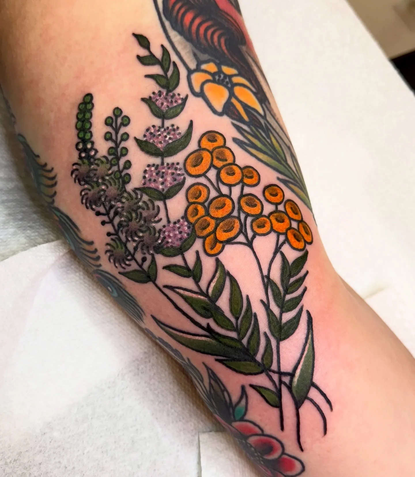 abortificant bouquet off of my flash made to fit for Liz!! thank you so much for your trust with this one, it&rsquo;s one of my favorite flashes (I have a lot of favorites hehe) happy healing friend!! 

I love tattooing your idea or mine 🫶 link is i