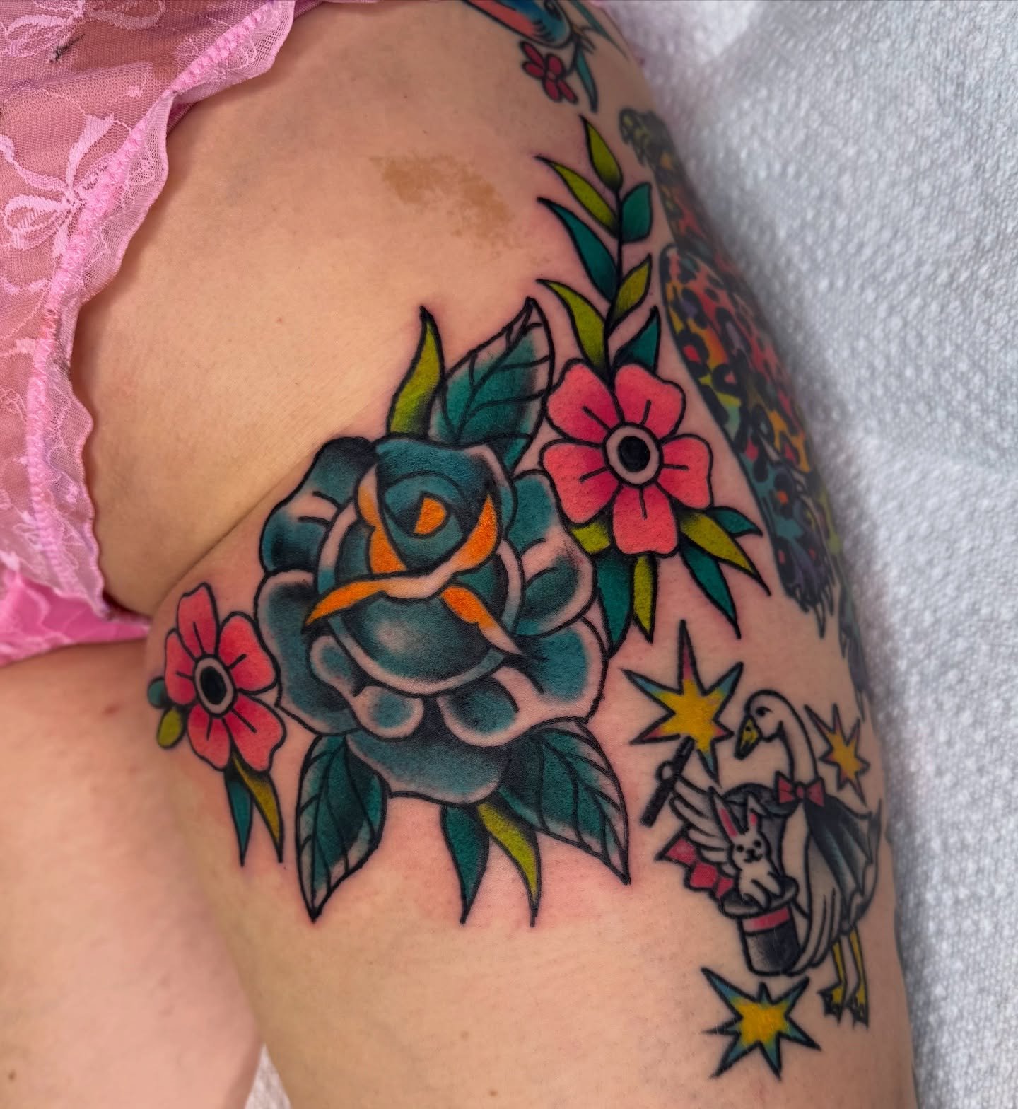 florals made to fit for Isabella! thank you for sitting tough for this one and for all your trust! it&rsquo;s so lovely to tattoo you and catch up! happy healing! ✨ lil goose tattoo not by me but the others are ✨

for all bookings: the link is in my 
