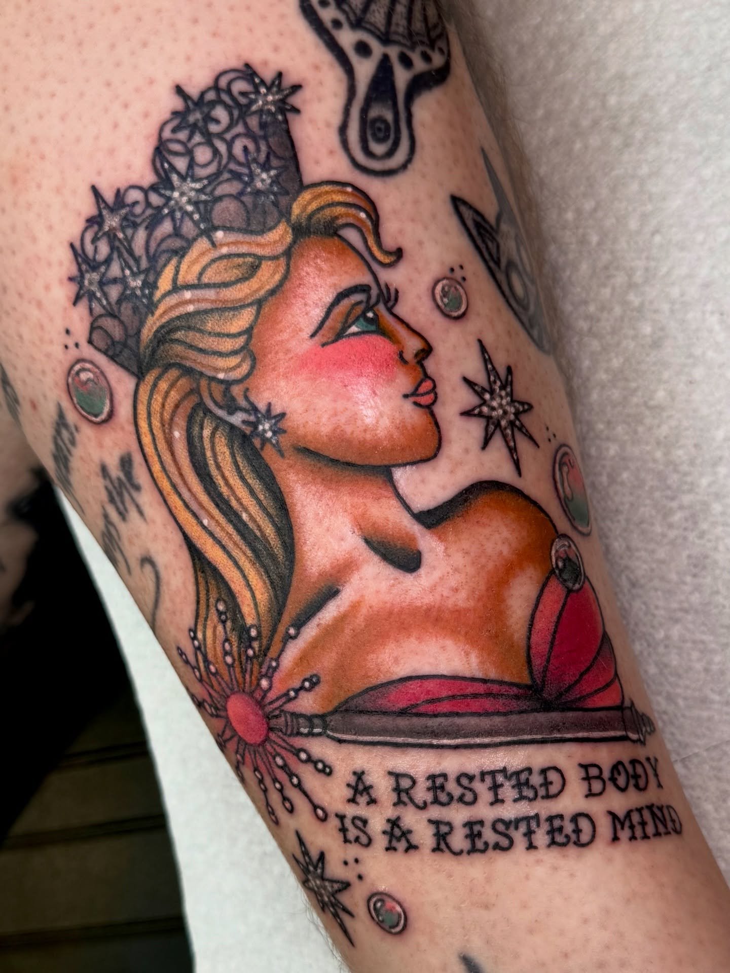 I saw wicked 2 last night and the only thing I could think of was that I forgot to post this Glinda tattoo I did on my friend Nick a while back 💖✨ thank you so much for your trust with this one! It was so lovely to tattoo you and get her to fit just