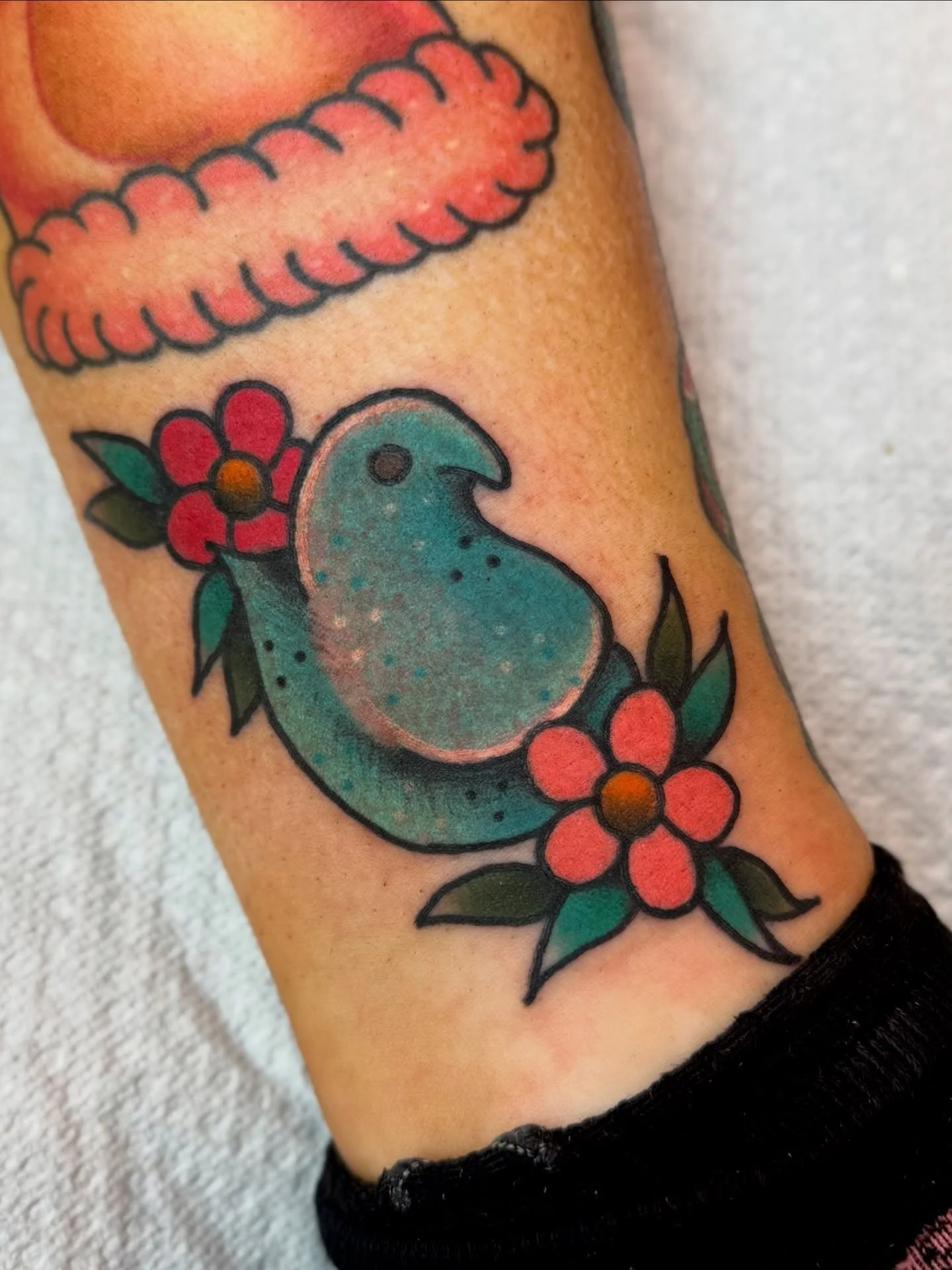 I love the little guys too ✨ peep done off of my flash (we added flowers hehe) for Liz!! who is an amazing artist and piercer and now tattoo apprentice! You should follow her and follow along on her journey :-) @lizkalkaart @lizkalka swipe to see one