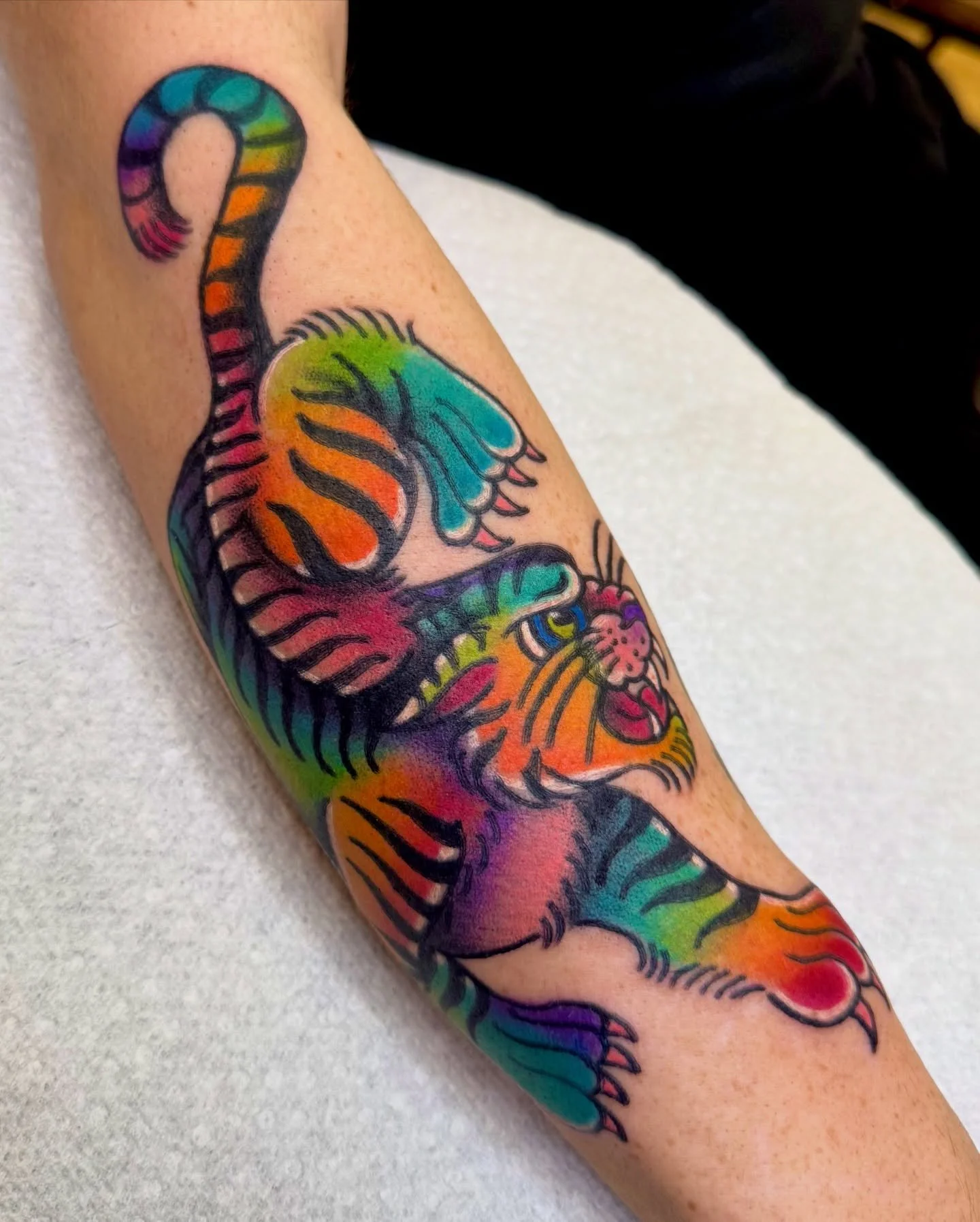lisa frank tiger grew up a lil 💅✨🥳 one off of my flash for taylor 🍭 thank you so much for your trust friend! it was soo lovely to tattoo you and catch up! happy healing, until next time! 

a friendly reminder all of my flash is repeatable, able to