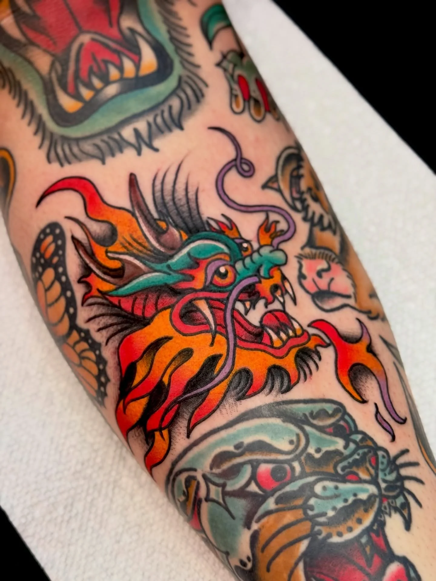 dragon head off of my flash (edited to get that perfect fit 😮&zwj;💨) for Erin ✨ 🐲 all surrounding tattoos healed and also by me ✨

thank you so much for your trust, patience and friendship over the years. I can&rsquo;t believe I&rsquo;ve been tatt