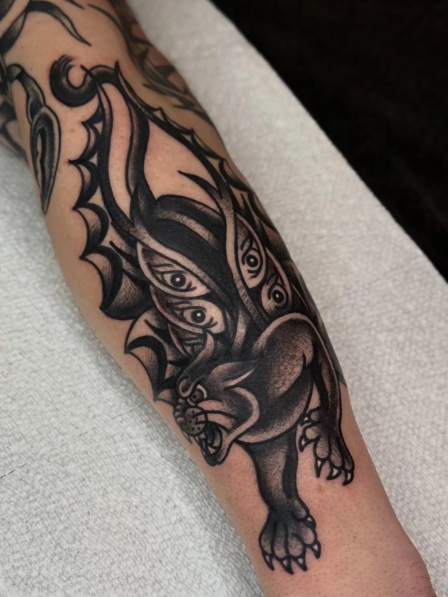 butterfly panther for my sweetie 🖤 swipe to see how his arm is coming along - all by me 🤪 thank you for your trust and always supporting me and getting the coolest tattoos, I love you I love you I love you happy almost nine year anniversary!!! 

li