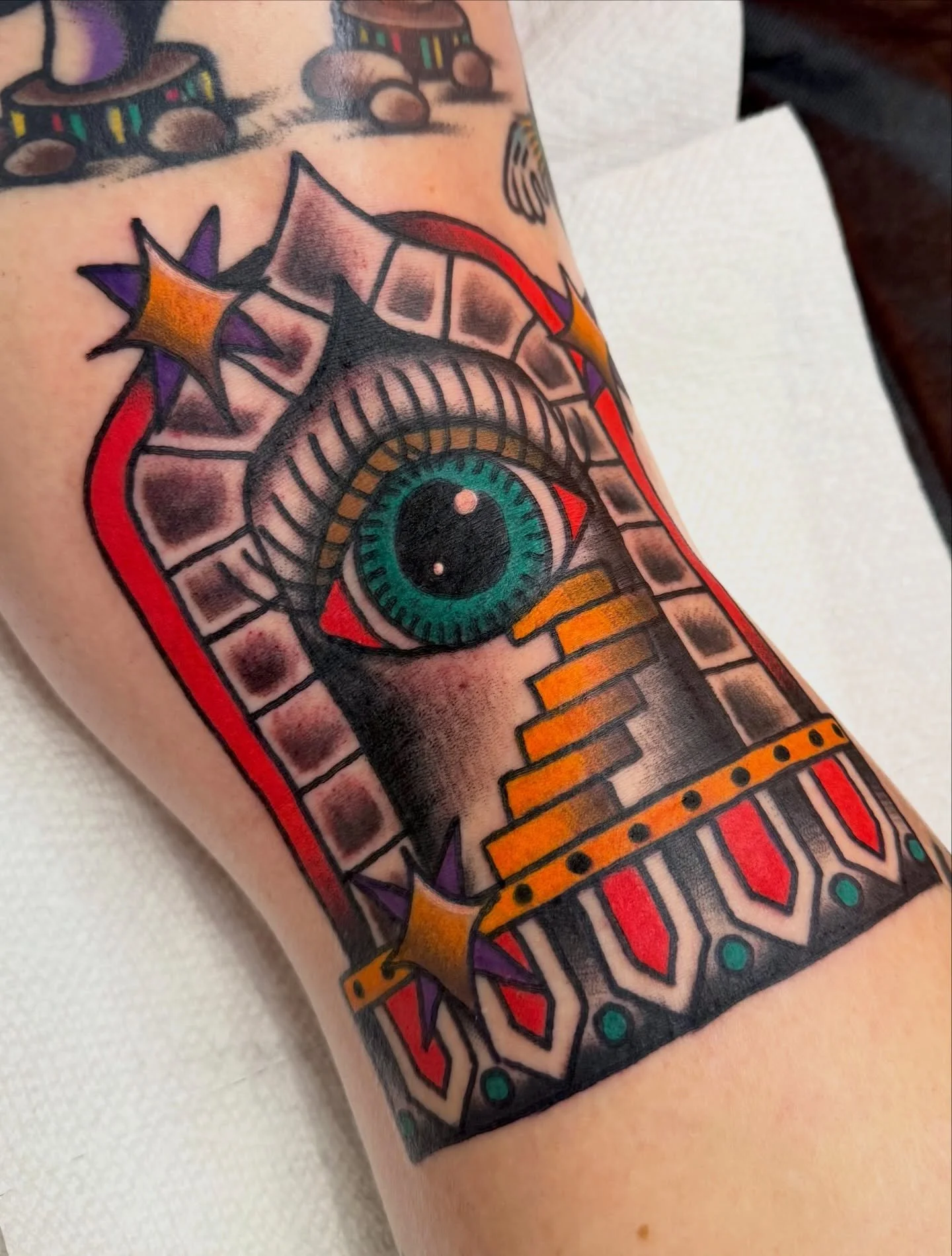 portal off of my flash in the knee ditch for Jessica 😮&zwj;💨💖 you&rsquo;re tough as nails and a really cool gal, it was so lovely to have you back in my studio! happy healing friend! 

I was  sooo stoked to finally do this design! I love portal ta