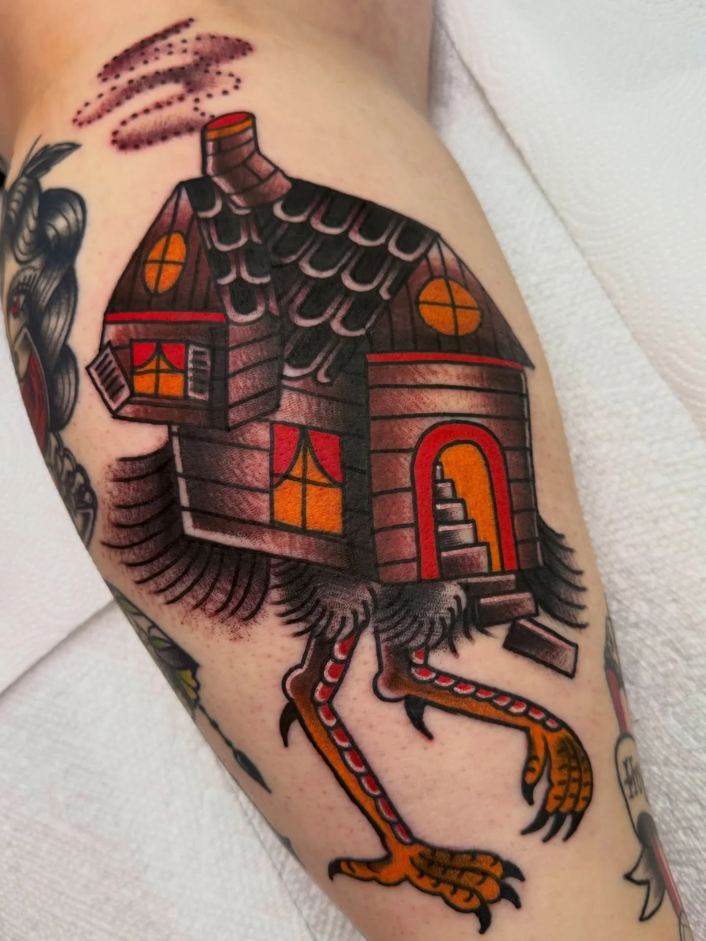 I have always wanted to tattoo a babayaga 🐓🏚️🥘 thank you Sara for making my dreams come true and getting this tattoo! it was so lovely to tattoo you again and catch up ✨ happy healing! 

I would love to tattoo more like this! or whatever you want 