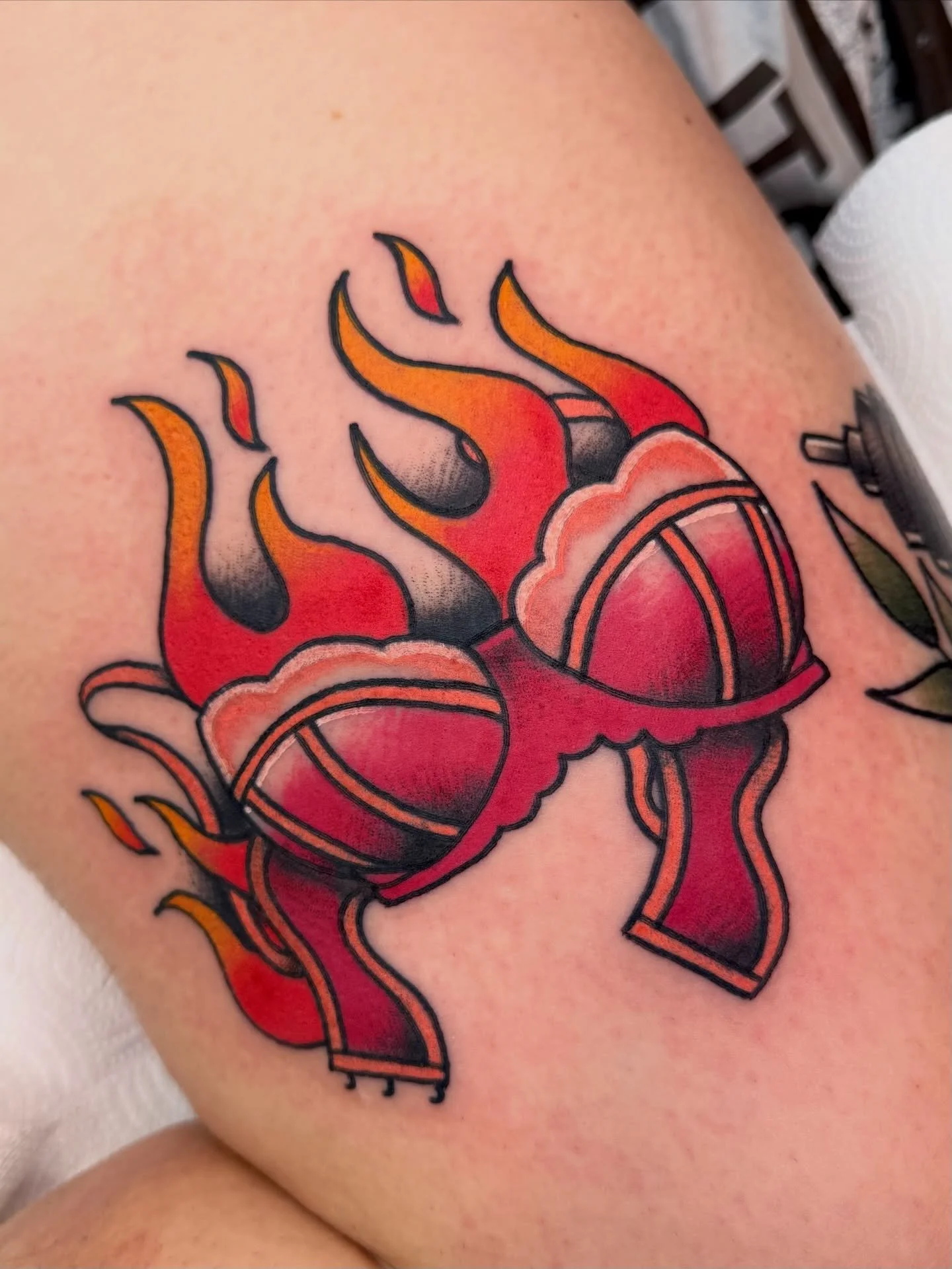 a couple off my flash for Rachel! thank you so much for your trust, kindness and yaps 💖✨🥳 it&rsquo;s always a dream to have you in the studio! 

a friendly reminder all of my flash is repeatable, able to be adjusted to your liking and can be done i