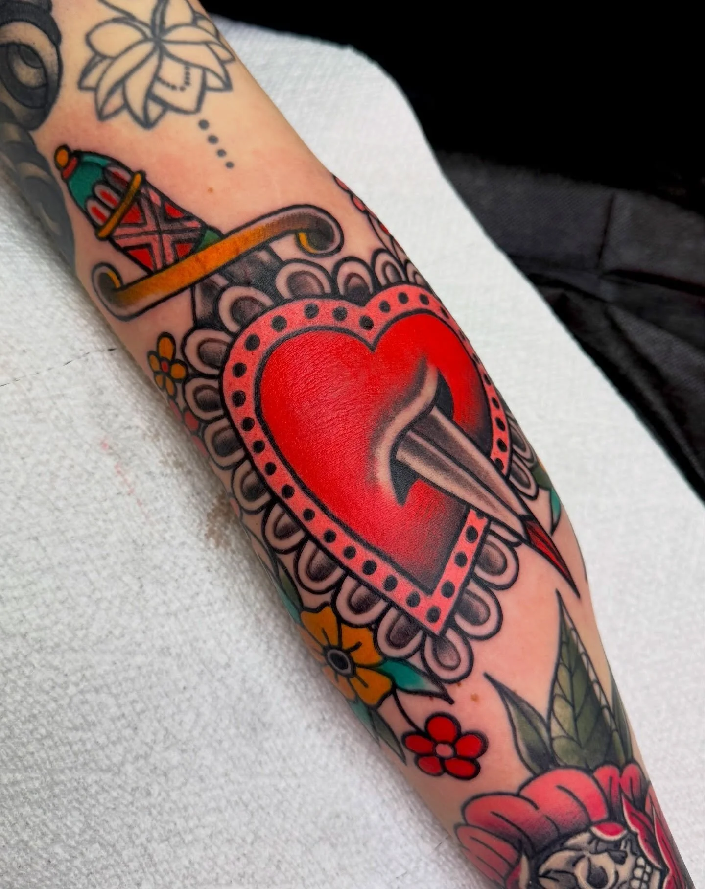 the cutest lil dagger and frilly heart combo right in the ditch for sky 💖 thank you for your kindness and patience! it was so lovely to tattoo you again!
freehanded on because my printer decided to pass away in between my two appointments yesterday 