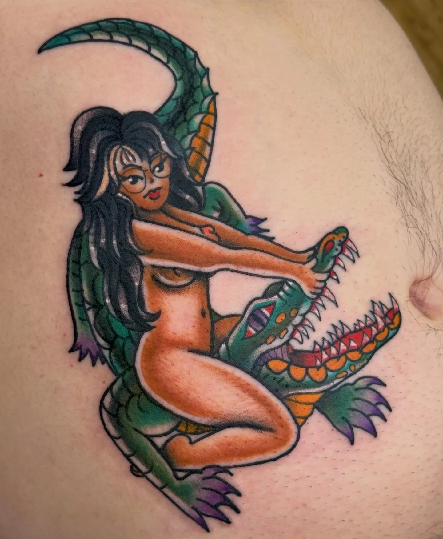 lil pin up wrangling a gator made to look like my client&rsquo;s sweetie! thank you Reid for your trust and patience! it was so lovely to meet and tattoo you 💫 happy healing! 

I looooved tattooing this and would love to do more like it! Link is in 